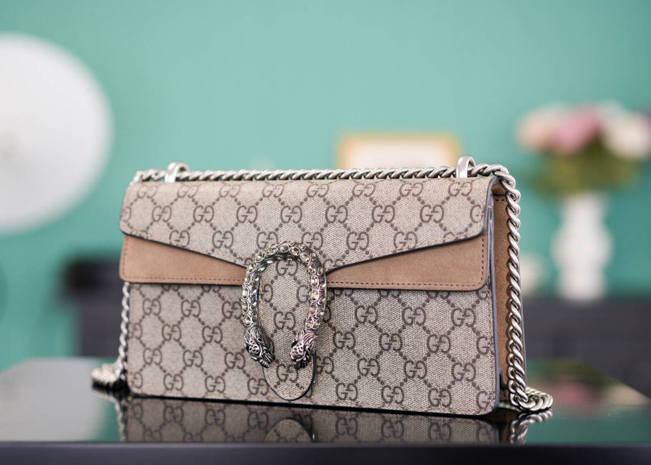 🥯GG。 Dionysus系列经典酒神 钻扣卡其色25cm 正品售价¥24.000 新尺寸设计一出来让人拍手叫绝 GG的设计师真的太懂女人了 从前纠结大号太大小号太小的姐妹，这会可以冲了 最新的酒神钻扣新款虎头镶嵌上了施华洛世奇水晶钻，整个包洋气时尚特别气质 而且改良后的包身自重很轻，尺寸大小很完美 官方款号 499623 尺寸：25x13x7cm