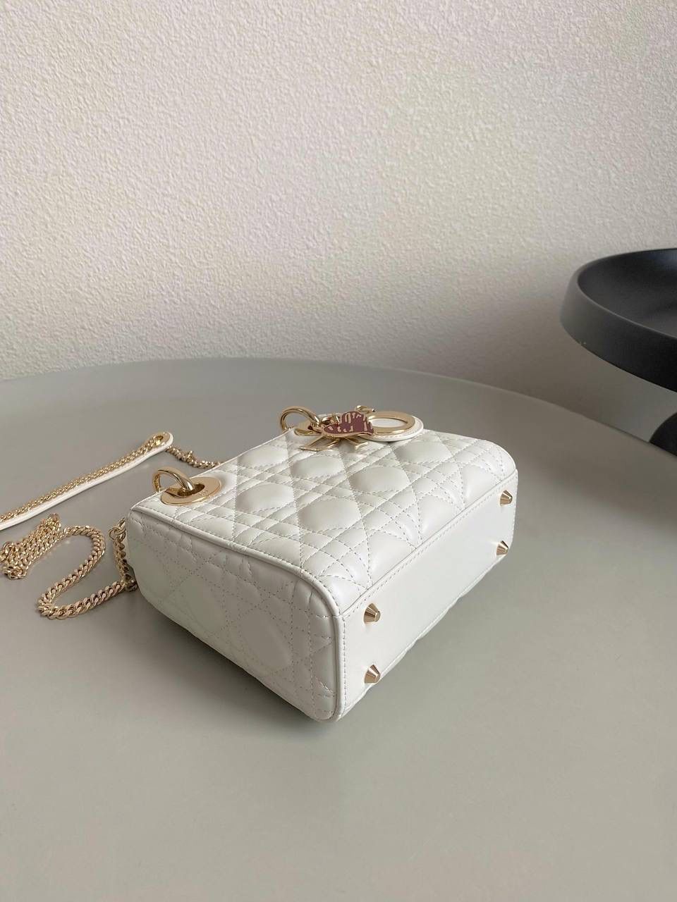 白色🌟 三格 𝗗𝗜𝗢𝗥 𝗟𝗮𝗱𝘆七夕限定 在经典的基础上加了爱心小挂饰 让整个氛围有了爱的烂漫气息 戴妃作为经典的代表，怎么买怎么对 特别手拎时会显得整个人非常温柔优雅 我一直都推荐女生一定要有一只经典款！！ 每个颜色都好好看，完全不需太纠结😍💓 17×15×7cm