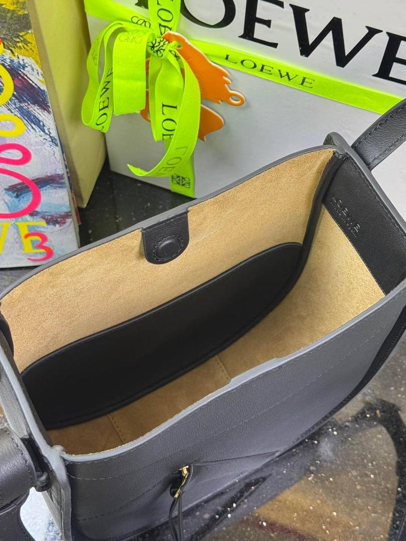 🎈新款吊床𝗛𝗮𝗺𝗺𝗼𝗰𝗸 𝗦𝗹𝗶𝗰𝗲 ——【黑色到货‼️】 尺寸：𝟮𝟭-𝟮𝟱-𝟭𝟬𝗰𝗺 编码：652407 吊床𝗛𝗮𝗺𝗺𝗼𝗰𝗸家族迎来新成员—𝗛𝗮𝗺𝗺𝗼𝗰𝗸 𝗦𝗹𝗶𝗰𝗲，新作采用细腻柔软的亮面小牛皮制作而成，重新以纤巧比例焕新演变成新造型。搭配可拆卸可调节长肩带，灵活实现多功能背法及百变风格。