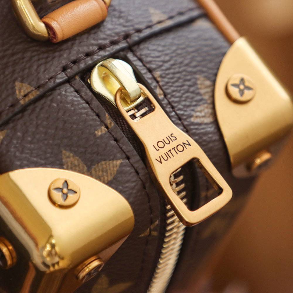 特级AR原厂 𝐌𝐢𝐧𝐢 𝐒𝐨𝐟𝐭 𝐓𝐫𝐮𝐧𝐤 老花🎀 尺寸：18.5*13*8cm 复古老花软盒子包， 大金复古做旧链子作为整个包的点缀核心点， 让整体复古感更加强烈，大金扣可调节的长度， 满足于日常的身高需求，男女通用上身都颜值巅峰， 男女上身颜值无任何缺点，一直都是断货王状态💯🔥