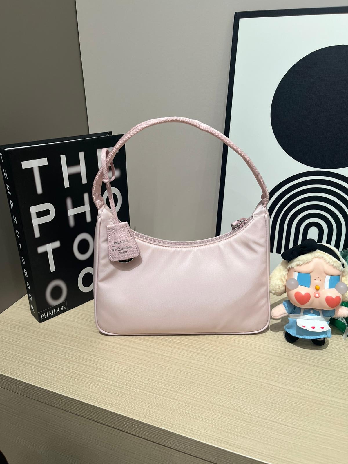全新 Prada re-edition 2005 hobo 粉紅nylon 100%Authentic, 全新Brand New ✅NFC✅Dust bag