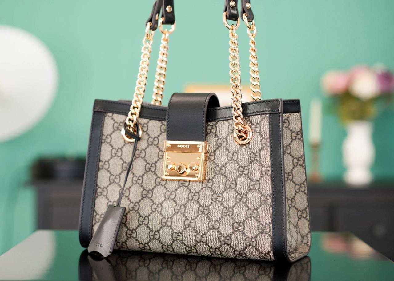 🥯Padlock系列GG小号肩背包 老花黑色 26cm 休闲、随意、有范 且非常大牌的款真的非Padlock这款购物袋不可 通勤风，小号容量也非常OK 包身轻便，非常适合上班族！ 官方款号 498156 尺寸：26x18x10cm