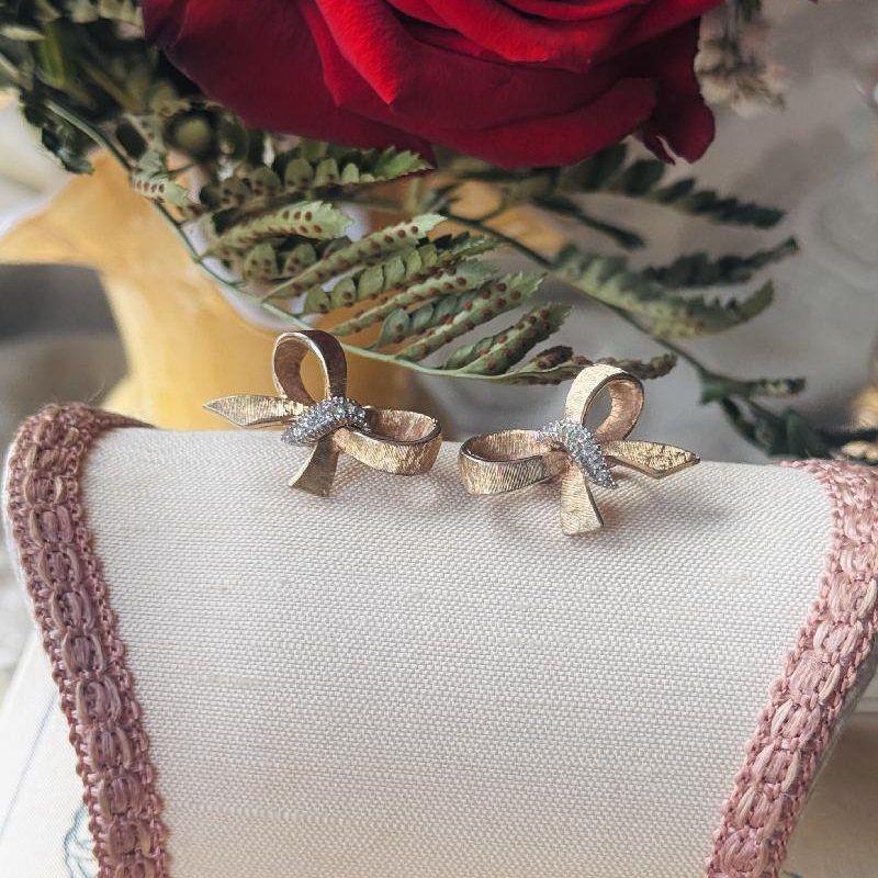 Rare! Vintage C.a. 1950s Avon Textured Gold Tone Bow Clip Earrings (MT2428)