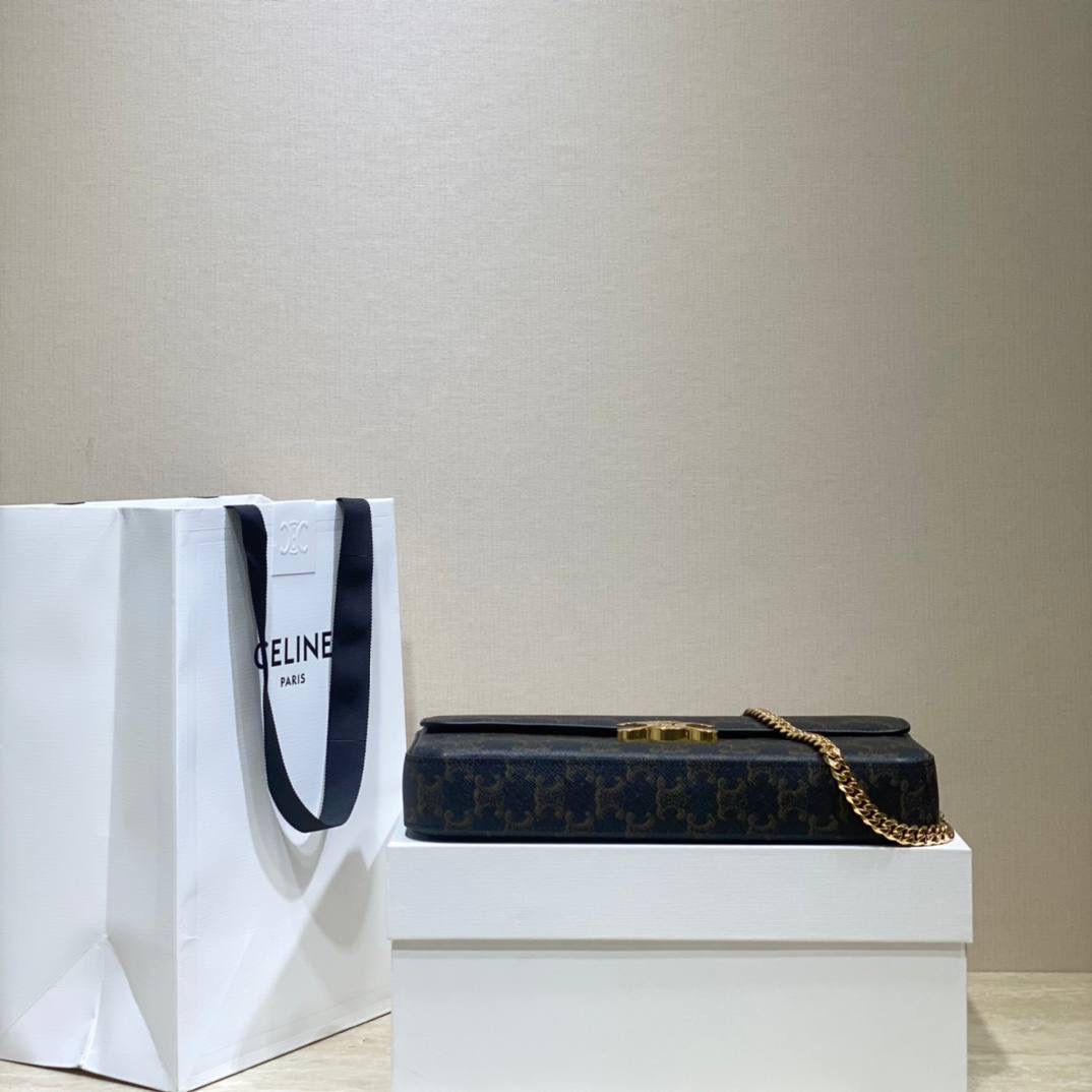 🔥大货实拍图 𝗖𝗘𝗟𝗜𝗡𝗘♥标志印花链条包 型号：197412 尺寸：33*13*5cm