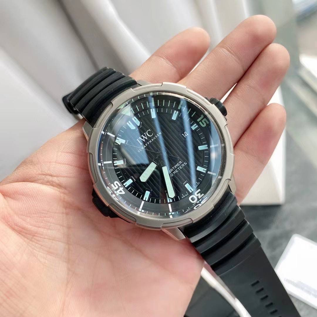 最新款上即将来袭，海洋王者不止水鬼，深海之星万国海洋时计2000自动腕表——只为男人制表！ 专为潜水员及潜水爱好者打造顶级潜水仪器，即使是对于极端的水下作业也不在话下，表壳直径46mm，以钛金属打造。腕表采用一枚造型精美的穹形蓝宝石水晶玻璃表镜，富有机械感的齿轮形表冠，黑色橡胶表带！机芯采用亚洲超级稳定的Aisa2824全自动机芯，3点简洁的日历窗口，表底深海潜水员的经典潜水头盔，一款适合生活悠闲及夏天潜水游泳的最佳选择🔥