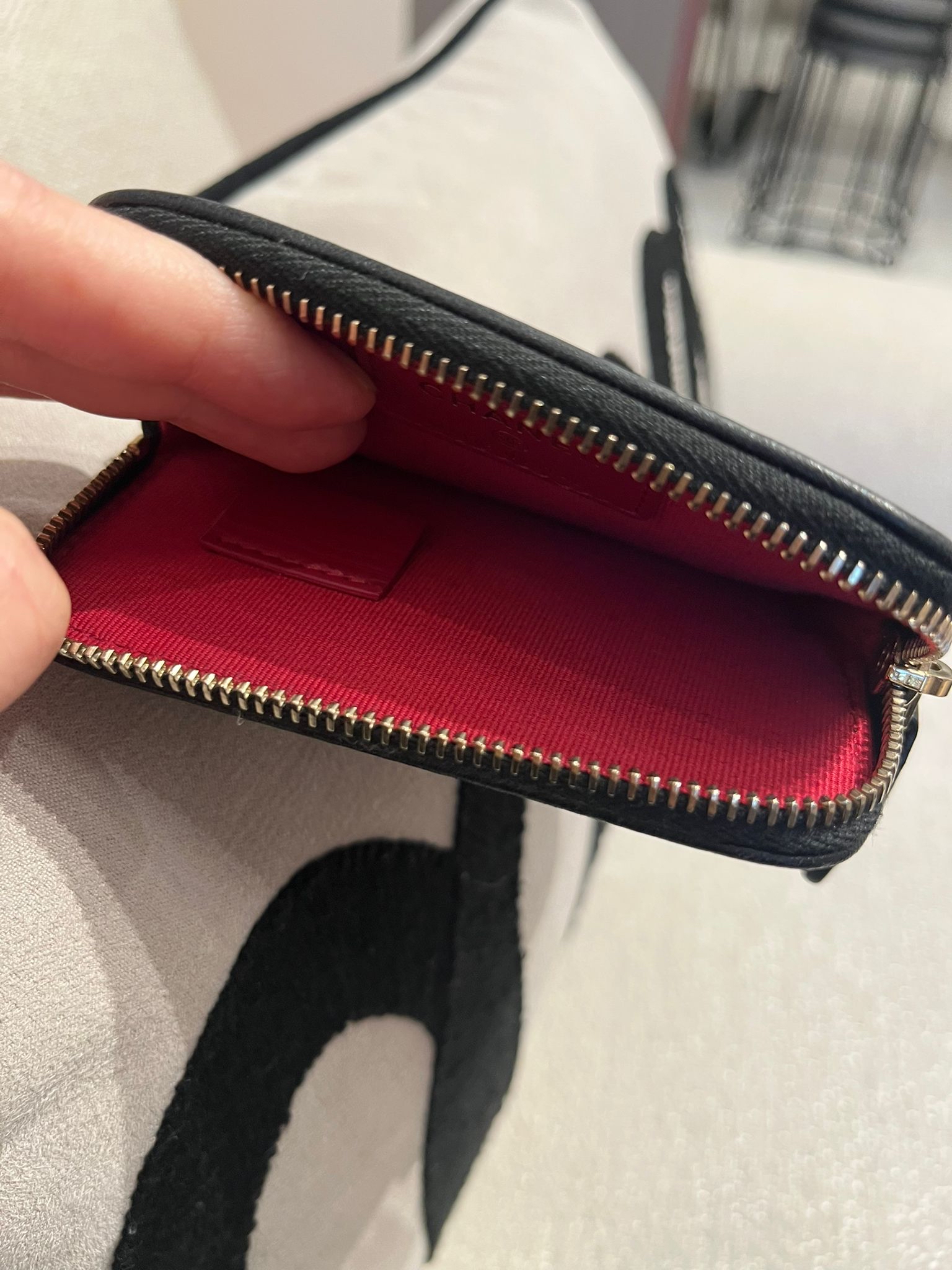 Chanel 19 zip wallet  Size :11cm x W2cm x H9cm  100%Authentic,95%new  ✅晶片貼 ✅box  