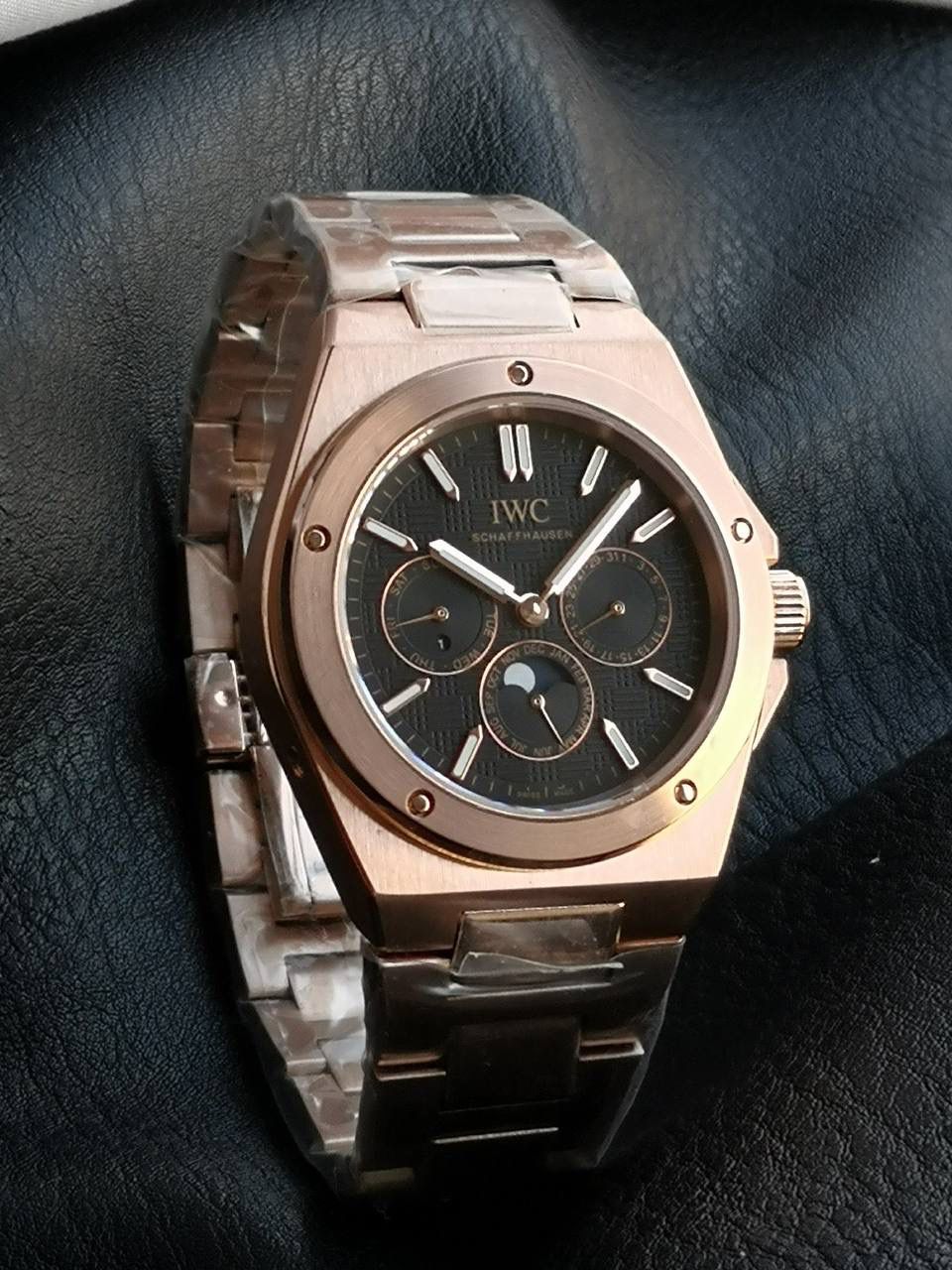 万国工程师系列万年历腕表，复刻界最复杂的腕表，所有功能同步原装，所有功能调节通过把头控制. 1⃣️【功能介绍】3点钟位置显示日历，9点钟位置显示星期，6点钟月份月相指针显示。 2⃣️【做工精细】外壳采用原版同样的三件套结构，中间拉丝，上下壳为抛光，镜面采用高成本的锅盖形蓝宝石，使其质感提升。 3⃣️【机芯性能】尺寸41.6mm,机芯采用天津机芯改82600，高效稳定，动力时间长达72小时以上，进行加装复杂的万年历模块，而且同步所有功能实现同步原装通过把头调节。 4⃣️【⚠️注意事项】由于万年历模块十分复杂在出货前都会调准时间，客户收到直接上链上手佩戴即可，⚠️请不要轻易乱调，由于机芯加装升级功能，调节需慢慢按调。