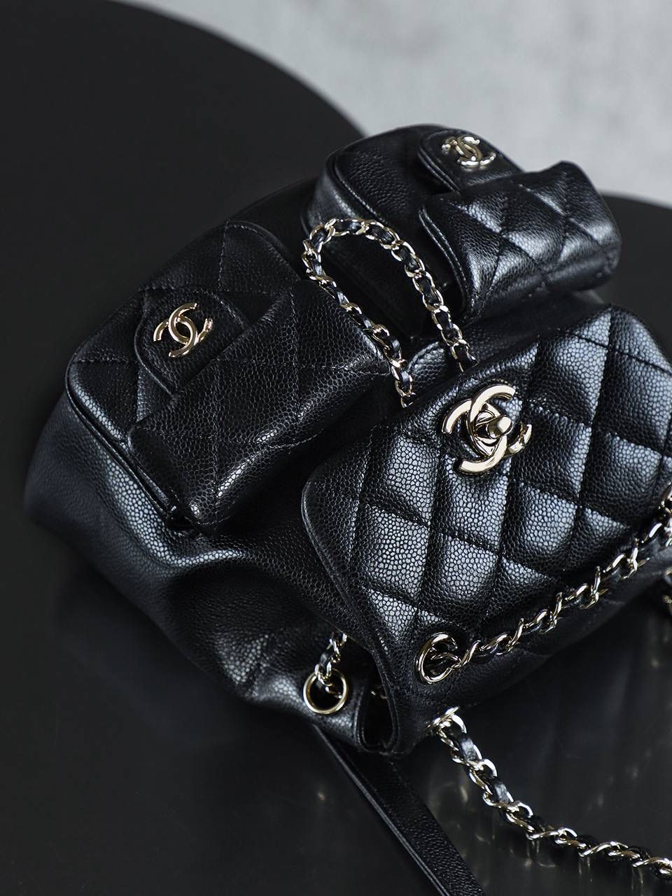 24A青蛙包duma小號雙肩包鑒定版👜 一包一碼 支持全球鑒定查驗身份證原廠專G Haas皮料過關清單資料可査詢 duma作為小香中的熱門款，從中古款到現在每一季都做了改動，23P duma大火後，24A返場，又是熟悉的荔枝紋牛皮，但24A的荔枝紋表面的紋路更平一些，光澤度也更强了！ 五金：厚镀14k浅金扣 皮料：Hass中小球牛皮 尺寸小号：16.5*17.5*10cm 中号：20*22.5*11.5cm