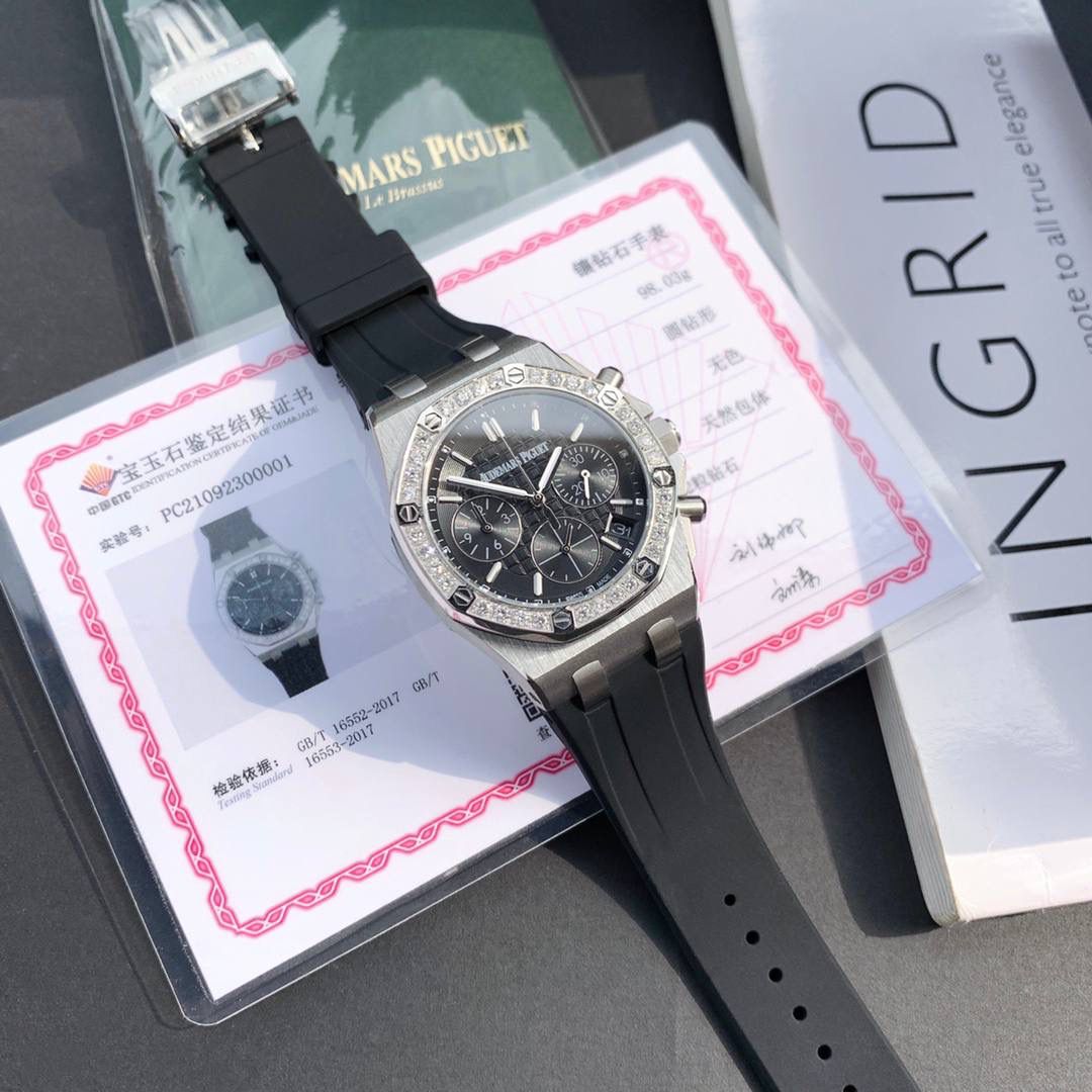 🚀最新皇家橡树离岸系列计时石英腕表，当下最热门的爱彼女式腕表之一！A.P-爱彼皇家橡树离岸型系列，表盘饰以Lady Tapisserie格纹装饰，呈现出更强的视觉冲击效果。表壳904精钢镶钻32颗2.0明亮式vvs级别切割美钻（约1.02克拉）带来非凡触感与视觉享受，据爱彼柜台sale介绍他们的钻石只用D色镶嵌，呈现璀璨光泽，这才是珠宝手表才有的态度 。腕表尺寸37毫米，迎合了现代对于大表径女表潮流的追求，打造出女性更为英气的一面，熠熠生辉 质感十足，表带采用白色液态硅胶经欧盟认证环保材质制成脏了可用清水冲洗干净或湿纸巾擦净即可。六针计时进口石英机芯 走时精准零误差。蓝宝石防刮玻璃读时更加清晰明了。八角形表壳设计风格彰显独特，活力十足。女款中的最佳经典。