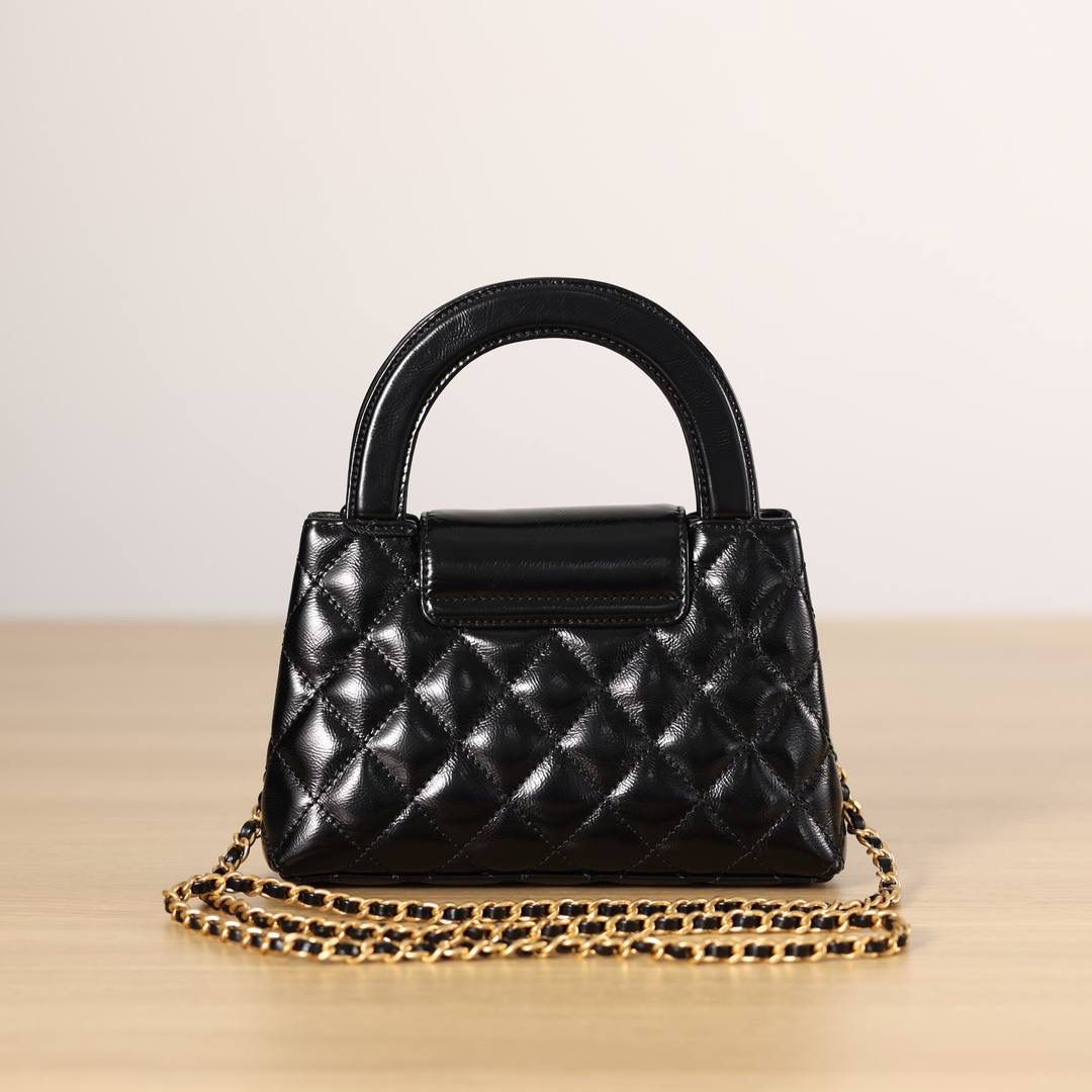 Chanel香奈儿 23k kelly💞👜 独家渠道货 独家纯原油腊金扣皮组装尾单货 尺寸：19cm x 13 cm x 7cm 金标链条带手柄 亮面小牛皮 斜跨单肩手提包 迷你女款黑色bag 原版开发 无原版不开发 每个细节都是对原对版