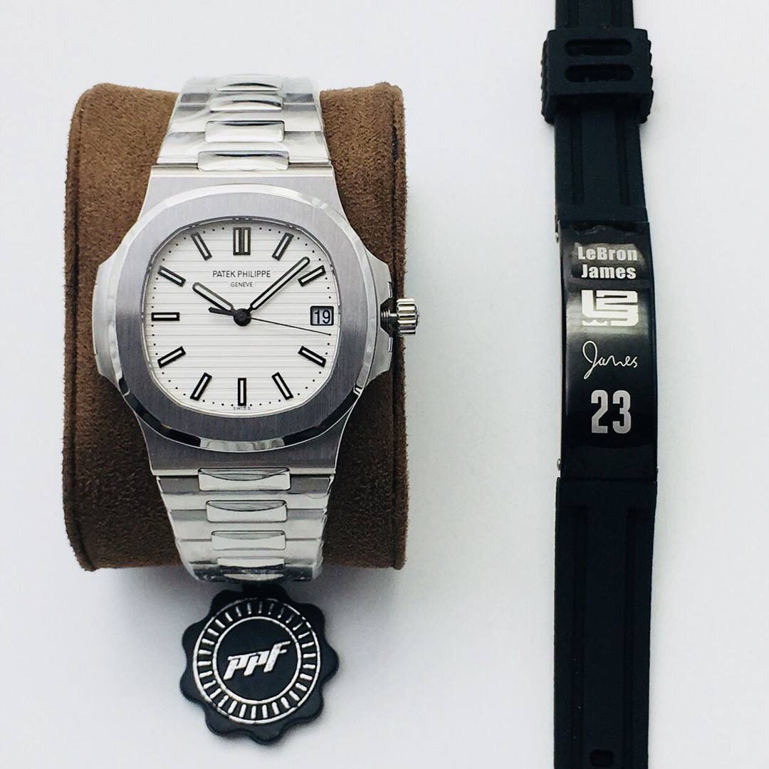 新力作 V4超级升级版 百达.翡丽鹦鹉螺重磅来袭！ 1：第一款真正意义上的超级鹦鹉螺，震撼来袭，全新修正的不锈钢表带，铰链部分根据真正的百达翡丽鹦鹉螺不锈钢表带拆解开发，和正品一致的贴合效果！ 2：逆袭之前所有副本，铰链开合角度和正品一致，锁毕声音和正品相同！ 3：重点指出此次V4版的面盘在采用与真品一致的覆荧光涂层金质立体时标，特别突出的“蓝魅”面无限接近原版！ 4：机芯方面是全新订制的修正版的一体芯Cal.324机芯，是目前唯一做到机芯的钢印与正品一样的雕刻工艺。