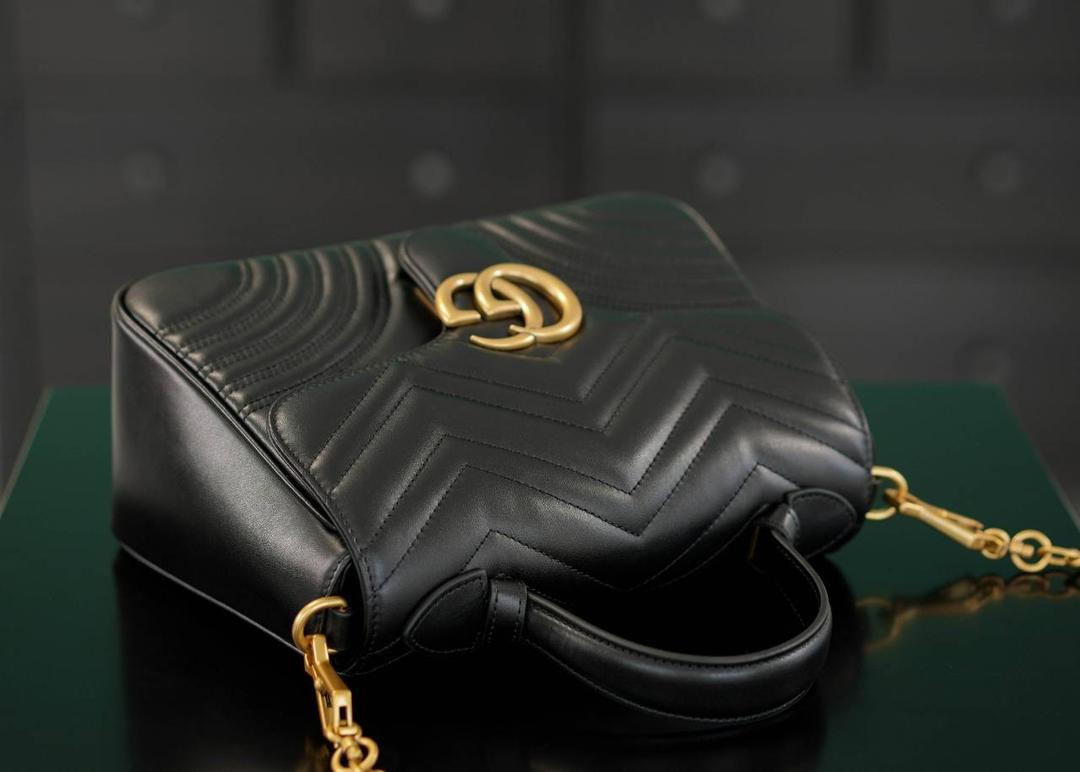 👜🔥Marmont系列绗缝手提包邮差包 黑色 27cm （原厂皮 全铜五金） 正品售价,500 独家原厂皮发售 限量级别 意大利原材料开发，这个大小简直是最完美的尺寸，什么随身携带的东西都可以轻松收纳，能手拎也可以单肩斜挎，自重轻，超级百搭不挑人~好看极了！！！ 官方款号 498110 尺寸大号：27x19x10.5cm 小号：21x15x8cm