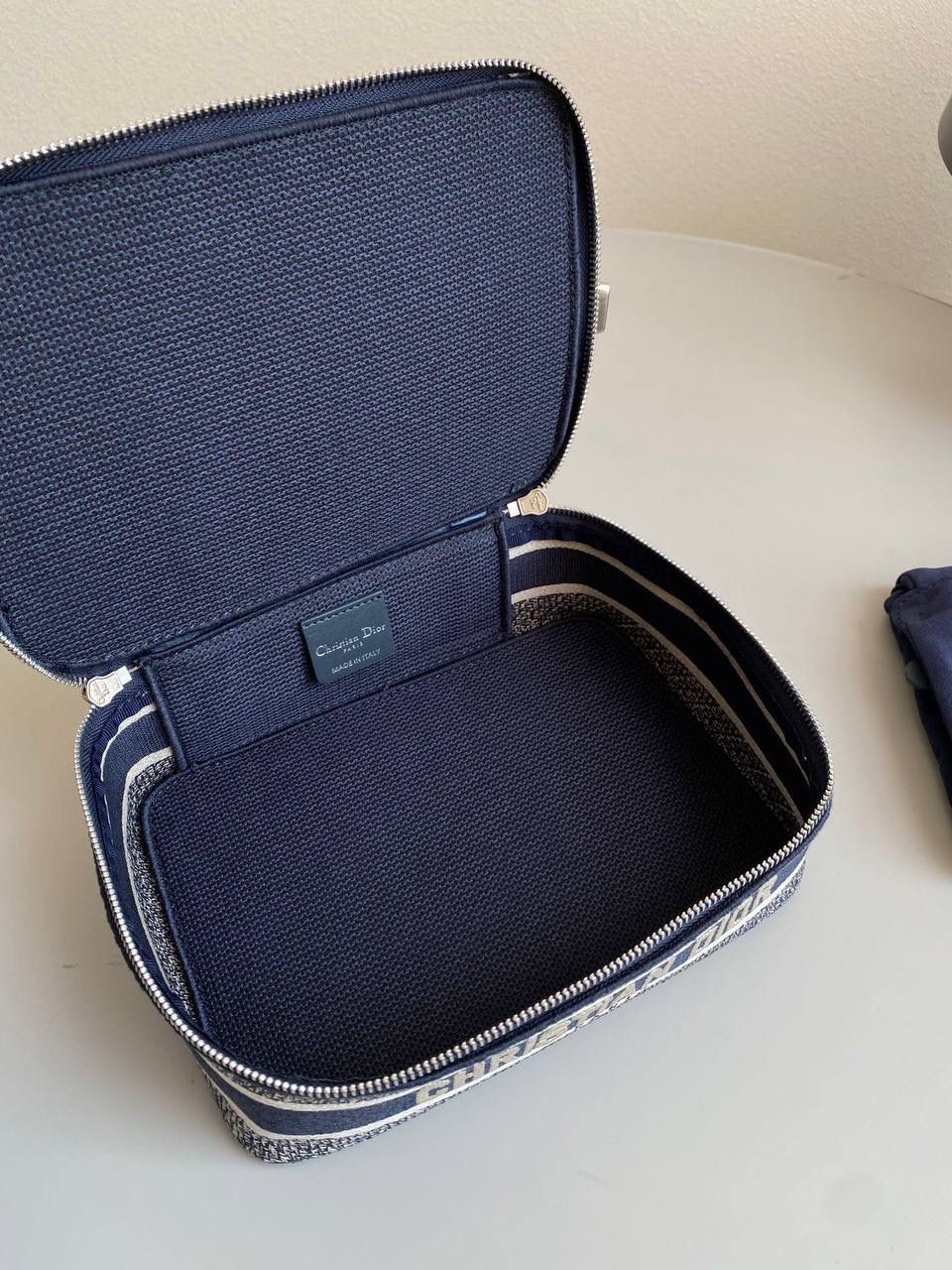 🈶化妆包，小号 𝗗𝗶𝗼𝗿 𝗢𝗯𝗹𝗶𝗾𝘂𝗲化妆包/洗漱包 每个女孩子都需要拥有的超级能装化妆包！经典的老花帆布刺绣颜值超高 ，容量巨大到瓶瓶罐罐都没问题！边惊讶边感叹这也忒能装了！旅行在外一包搞定！便捷式手提设计日常还可手拎凹造型不要太酷了！ 22.5×16×8.9cm #M913m