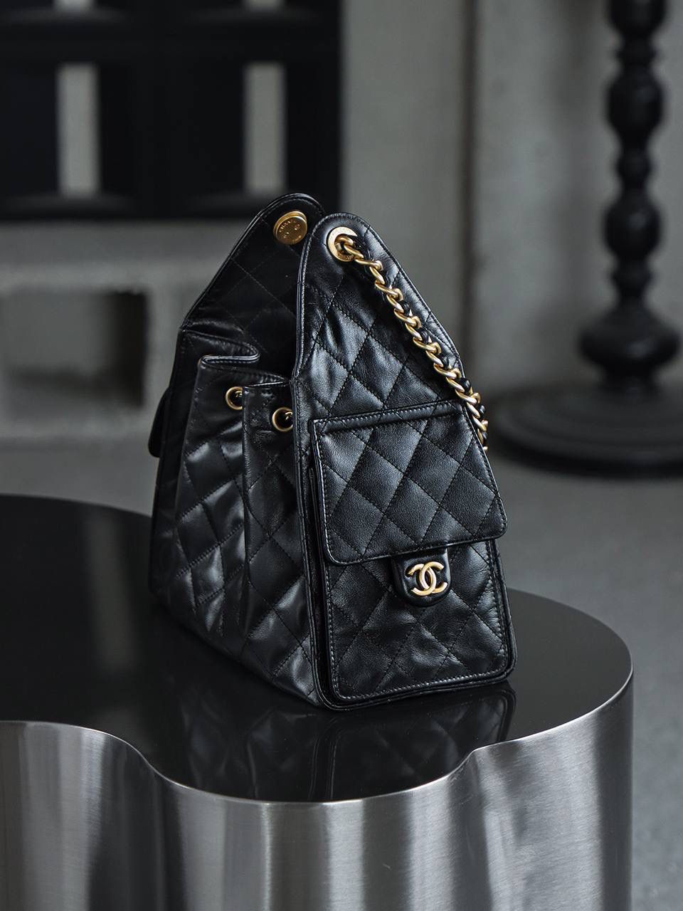 25BAG油蠟牛皮 小號鑒定版👜 一包一碼 支持全球鑒定查驗身份證原廠專G 蒙塔貝拉皮料過關清單資料可査詢 油臘牛皮更有慵懶鬆弛的調性！ 25BAG的設計源於對自由與不羈精神的鬆弛感，融入當下流行的嬉皮風格，賦予包包自由、不羈的氣質！一經問世，便稱為本季的包王！ 五金：厚镀24k复古金 皮料：蒙塔貝拉油蠟牛皮 尺寸：30*26*14cm