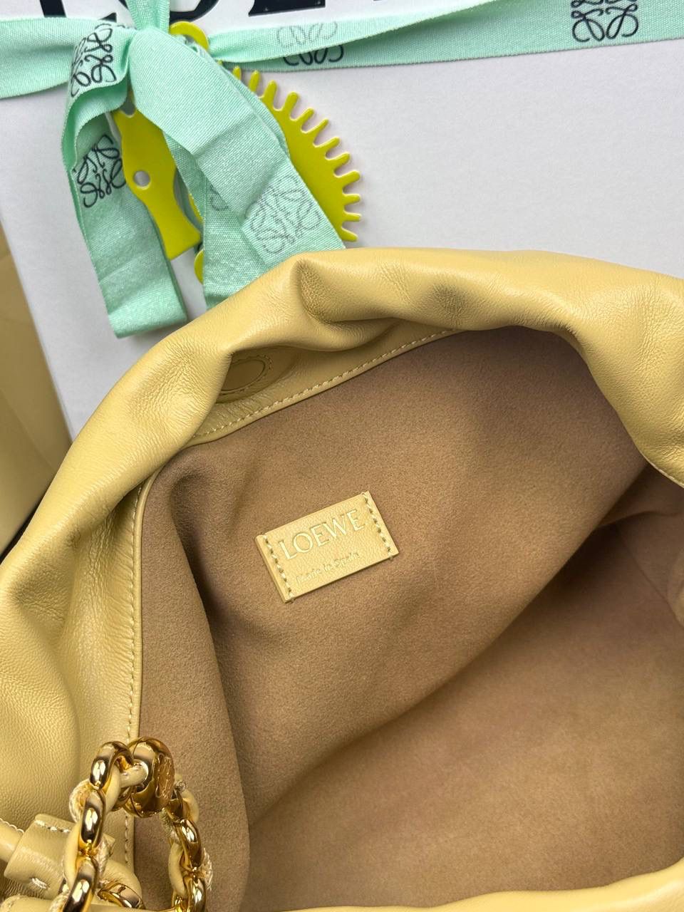 🎈中号链条款𝙁𝙡𝙖𝙢𝙚𝙣𝙘𝙤 𝙋𝙪𝙧𝙨𝙚羊皮 ——【黄油色】 尺寸：𝟯𝟬-𝟭𝟬.𝟓-𝟮𝟬𝐜𝐦 编码：012403 【配全套礼盒】 👉🏻延续福袋收缩绳褶皱设计，羊皮包身手感细腻柔软❤️ 👉🏻链条肩带➕皮肩带的双肩带设计，时尚百搭，给足了集美们多样化的选择。肩带可拆卸可调节，磁扣开合，正面烫金𝙇𝙤𝙜𝙤，呈现出高贵典雅的视觉感😍 👉🏻独家背景➕独家品质➕独家全套砖柜礼盒套装，市场高端品质皆在我手✌🏻