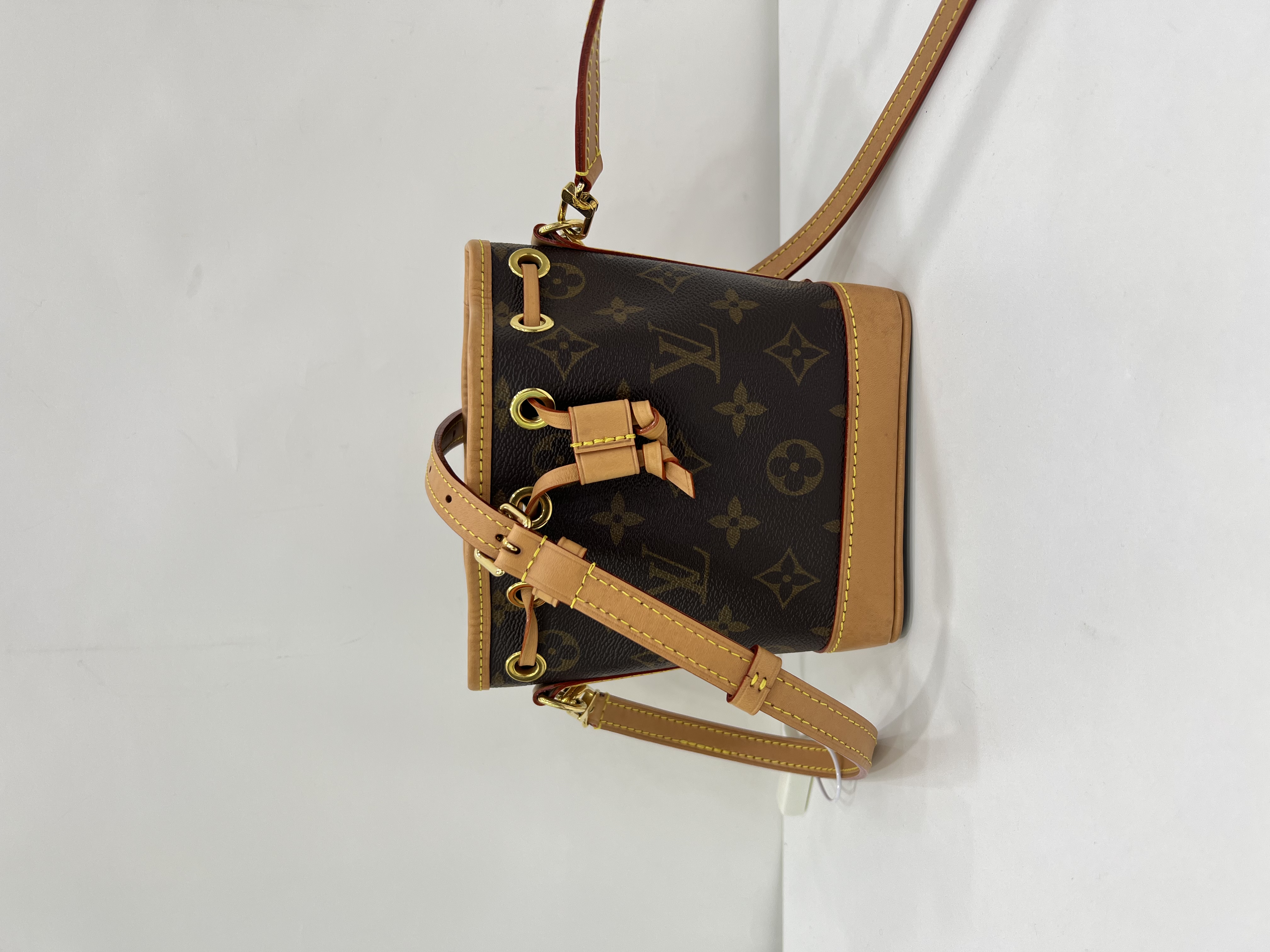 直播貨品 |  [1個-$100 2個-$300］E22