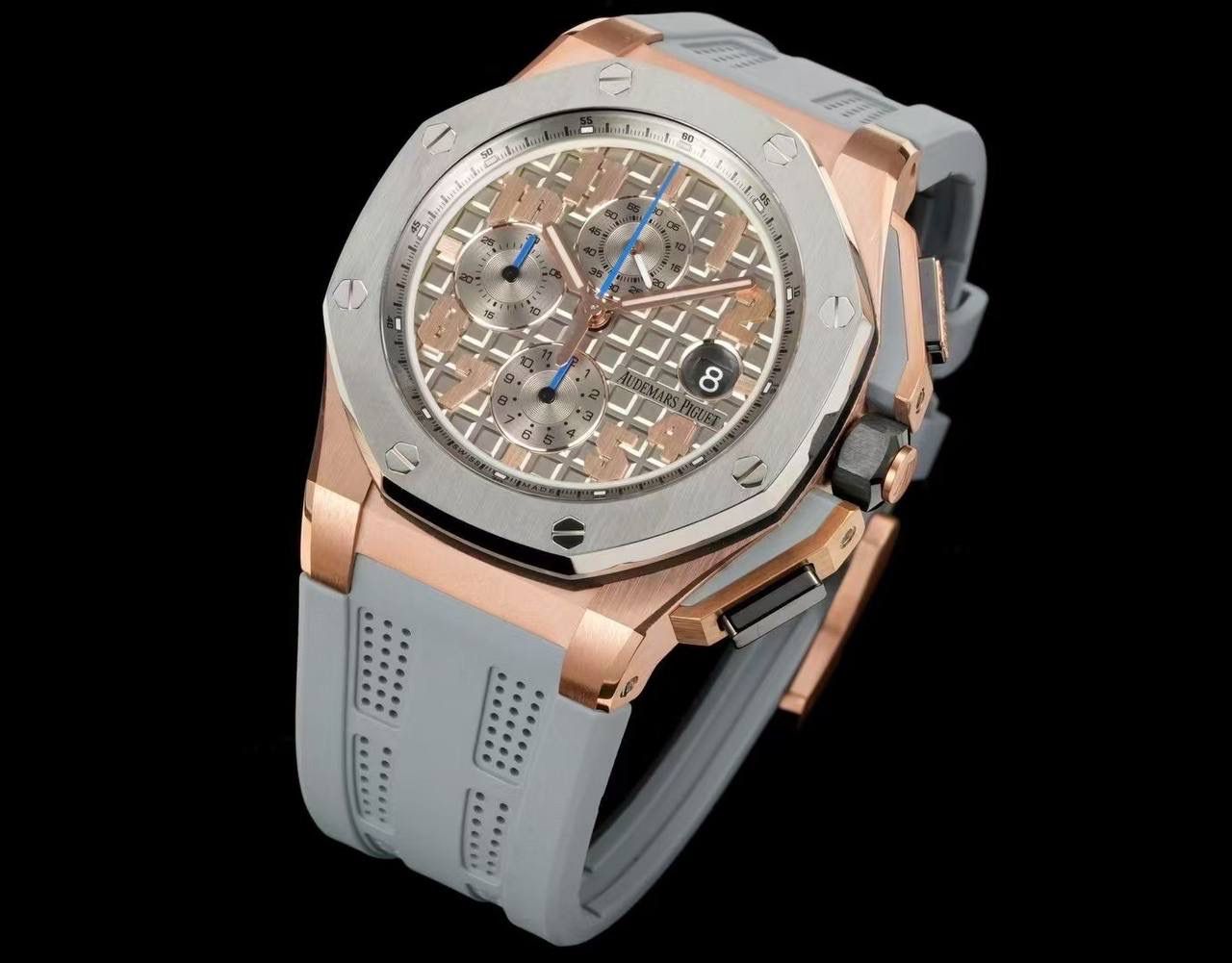 🚀皇家橡树离岸型～勒布朗·詹姆斯联名限量款26210正式登场！💯🔥 款式最全，做工最好的爱彼计时款腕表来了，有做工好的顶级货，廉价的小厂货就别去考虑了！ 1，机芯采用12位小秒的定制版3126计时机芯，完美还原原版所有功能。经过精密打磨，大大加强了其稳定性。 2，圈口和字面采用与原装一致的钛合金材料，做到光泽度与手感都同步原版！ 3，字面颜色均采用目前最先进电镀技术，非几年前的简单喷漆技术。每一个巧克力格纹装饰，通过CNC级别打磨，无限接近原版。 4，2点钟位置的计时按钮镶嵌有闪耀的钻石（非普通锆石），完美还原原装的奢华气质！