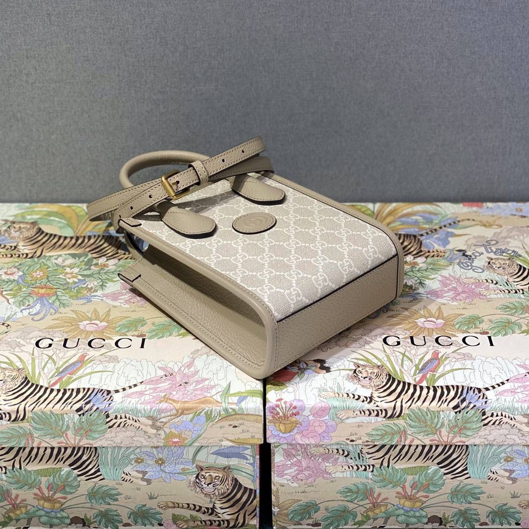 ▪大货实拍 𝐆𝐮𝐜𝐜𝐢 𝐁𝐞𝐢𝐠𝐞 𝐖𝐡𝐢𝐭𝐞燕麦色 型号：671623 尺寸：16*20*7cm