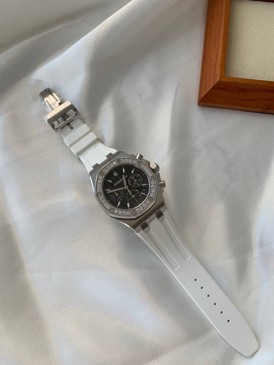 爱彼女款、小红书爆款，喜欢大表盘的女生、必备款，表盘37MM、蓝宝石防刮花玻璃，316精钢表壳、纯手工镶嵌32颗莫桑钻、搭配瑞士多功能石英机芯精准走时，表带采用进口橡胶工艺，佩戴舒适不过敏、折叠扣设计，佩戴便捷，数量有限，先到先得，多种色系，穿搭任选！