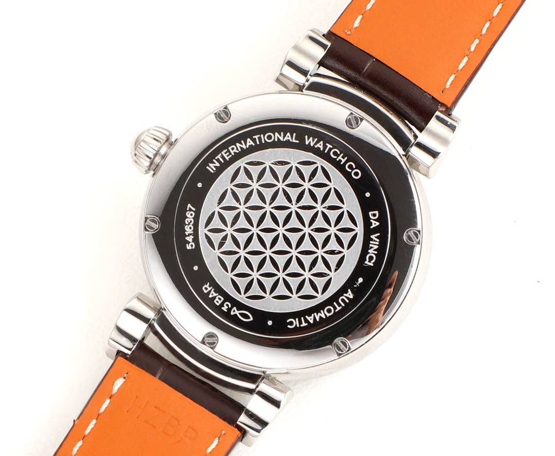 IWC达文西 IW459306 蓝色表盘配月相，好看又有氛围感，蓝色和月相搭配很协调。 这款达文西是复古经典设计，表盘干净清楚，指针是剑形，表冠是圆拱形，表耳可活动，戴着手腕更舒服。 表底刻有“生命之花”图案，是重叠圆环的几何样式。 表径36mm，精钢表壳，自动机械机芯，带中央停秒、月相显示，表底有特殊雕刻。 防水30米，动力储存42小时。 整体简约大方，细节精致，很适合成熟优雅的女生佩戴❤️