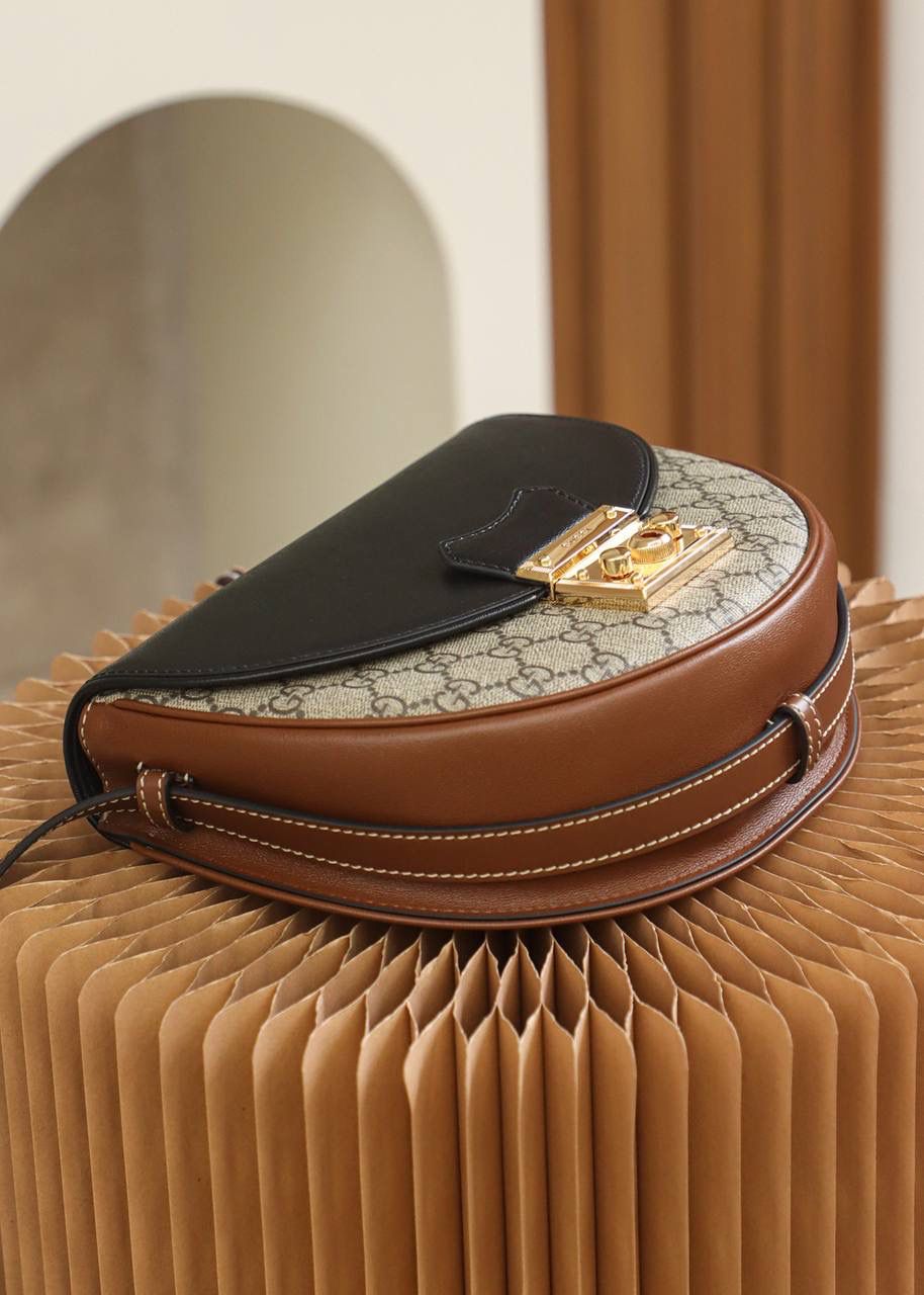 𝙋𝙖𝙙𝙡𝙤𝙘𝙠系列原厂皮#644524#月亮包🌙 ☞尺寸：22*19.5*6.5cm ℙ𝕒𝕕𝕝𝕠𝕔𝕜系列全新推出月亮包造型， 还是一如既往的经典味道，采用月亮造型看起来更加复古有味道，标志性的小锁扣元素，完全不张扬，更加有内涵的样子！ 原汁原味的原材料，加上我们匠心的精神，完全就是诠释了该有的模样！🔥🔥