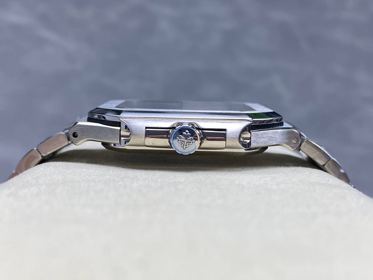 百达翡丽 方形 新系列CUBITUS 5821腕表 亮点特色：1️⃣机芯:搭载定制9015改Cal.26-330 SC一体机，调时不停秒，调时不停秒，摆轮位置均与正品一致，自动上链机芯。2️⃣钢带:316L定制级人体工程学表带，新扣款式。3️⃣表壳:尺寸45毫米厚度仅8.3mm，为表壳对角线长度(即10点位至4点位),因为表壳近似于方形，上下边的宽度会小于这一数值，所以视觉效果并不是很大。 搭配上，5821属于运动风格腕表，日常搭配正装和休闲风格也可以。