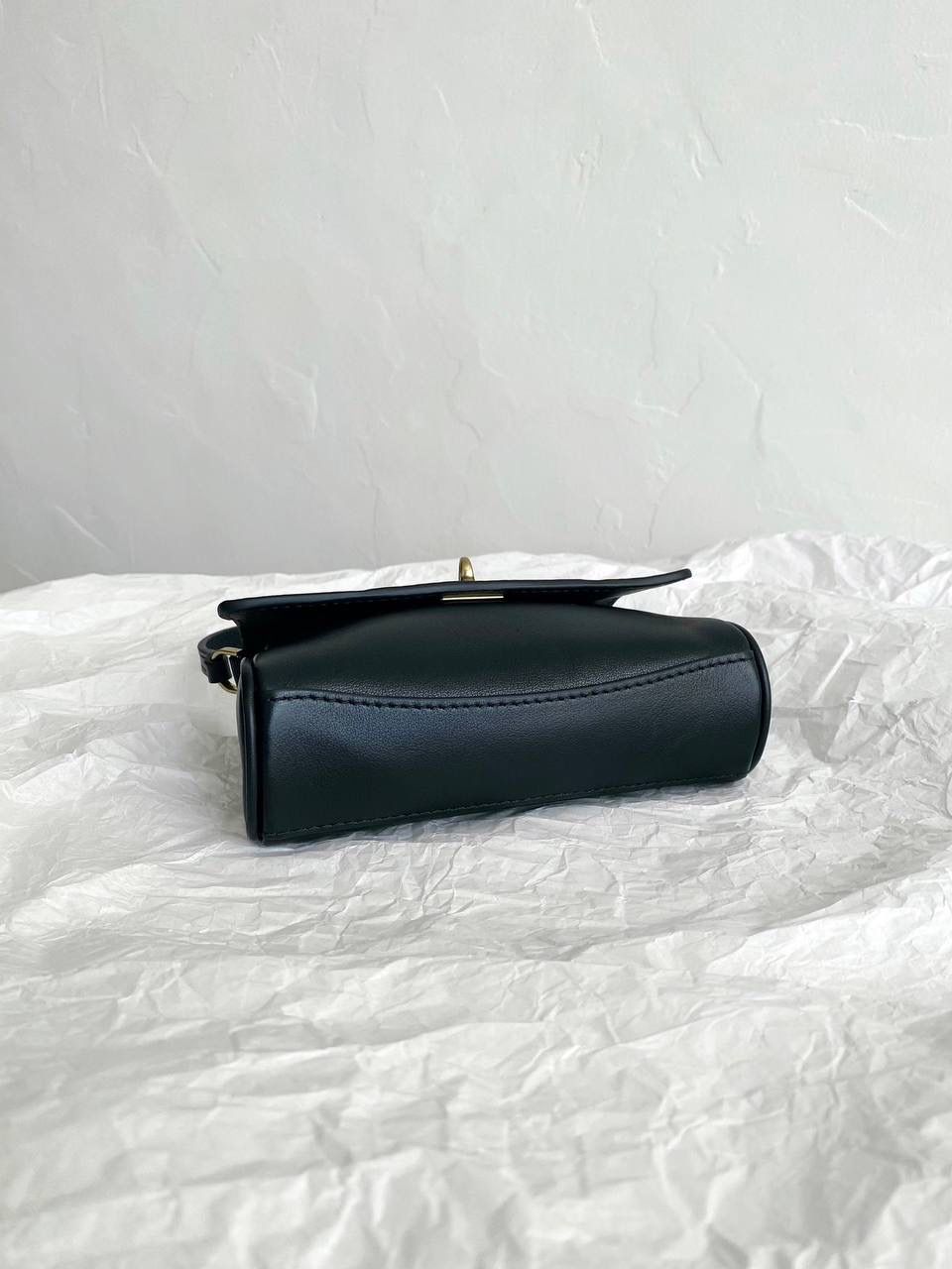 爆款🔥 ba1enciaga rodeo nano 黑色🖤 巨巨巨可爱的小rodeo 有没有拒绝不了包包变成小废包大小的姐妹！ 真的超级无敌cute，尖叫中～～ 但是，我想说的是，人家可不说小废包 它是可以装下iPhone pro的超实用mini bag📱 (plus不行哈🙅🏻‍♂️) 手提着出街就像拎着个小挂件 还有链条肩带可以肩背⛓ 家里有小千金的话 mini包还能和宝贝女儿共享🩷🩷 画面不要太治愈☺️☺️ 必须zp开发的啦，所有细节正确且对版哈！ 16×9.9×4.5cm819429m