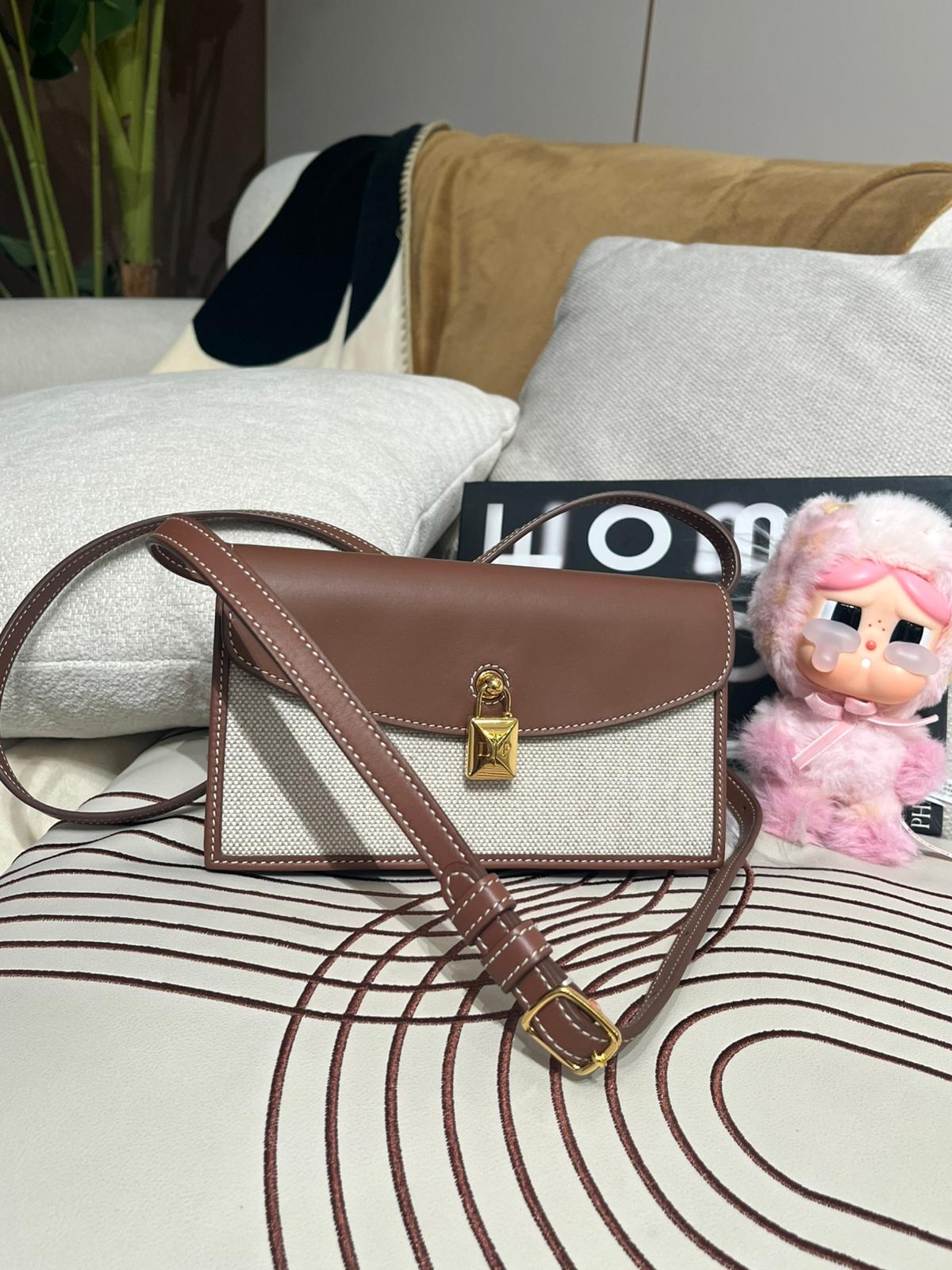 LORO PIANA EXTRA POCHETTE WALLET ON STRAP, 100%Authentic ,95%new 專門店售價$15,300 