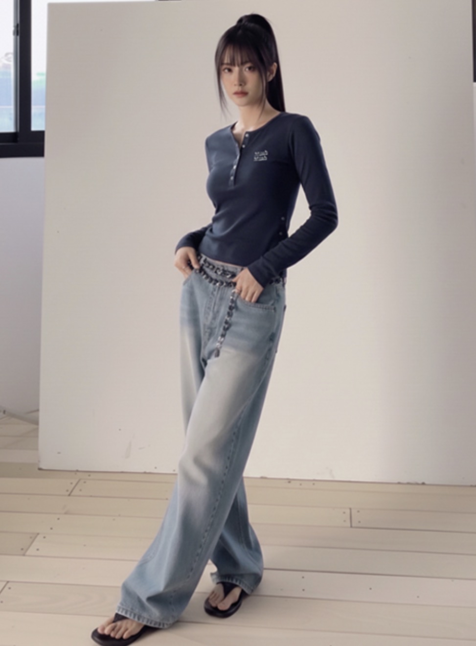 MuahMuah HENLEY NECK SLIT CROP LONG SLEEVE T-SHIRT