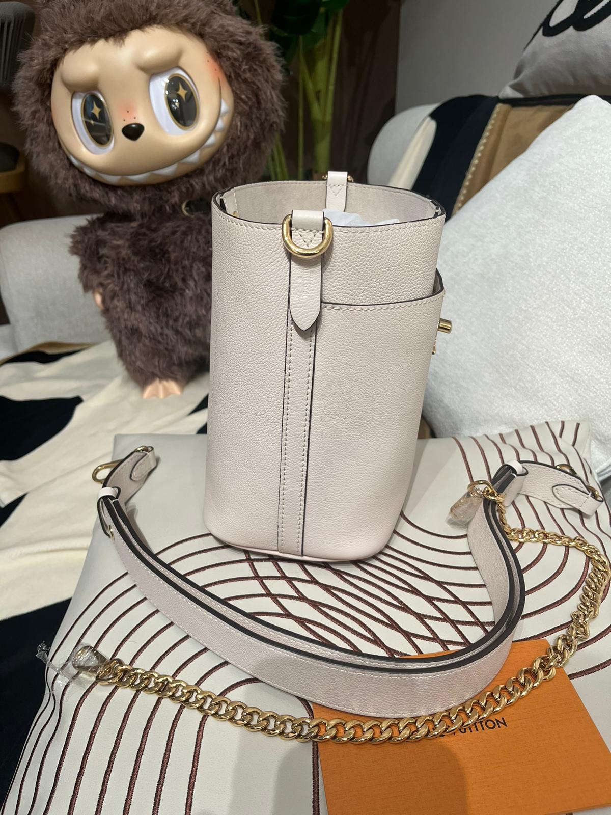 Lv lock and walk bucket bag M24638 100%Authentic ,99%new ✅專門店收據✅NFC✅dust bag  