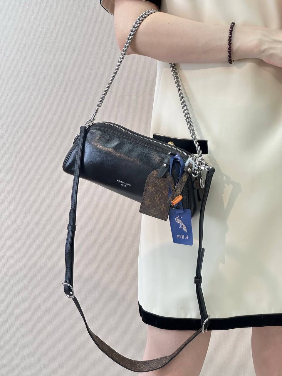 今天来跟大家聊一个最近真的很🔥的包包——LV Pochette Vibe 🖤✨ 对～它是 2025 新款，现在懂的人才在找 😎 这款来自 LV Vibe 系列，包身是那种亮亮的羊皮革，一看就很有质感～加上 Monogram 行李挂牌标签，直接把 LV 以前做旅行箱的经典味道拉回来，复古中又带一点酷，真的很可以 🖤