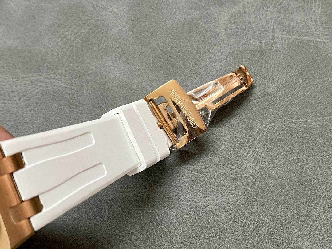 爱彼67601 尺寸33mm 全网女神看过来😍😍这款爱彼女表才是最具有性价比的… 爱彼皇家橡树系列型号67601石英腕表，皇家橡树系列独有的八角形外观还拥有爱彼独特的设计风格也将女士优雅风格融入其中，深受女明星们的爱戴，表带澳洲湾鳄鱼皮，即使只有33毫米的小尺寸，也将爱彼独有的纯净美感与刚毅线条展现的淋漓尽致💝💖💘而镶满钻石的表圈也为佩戴的女士增添了更多的柔美。（32颗明亮式切割美钻）巴蒂镶嵌一枚半透明凸面蓝宝石，搭载瑞士进口石英机芯，拥有实用的日历显示功能，女士们佩戴起来不会显得沉重 ！