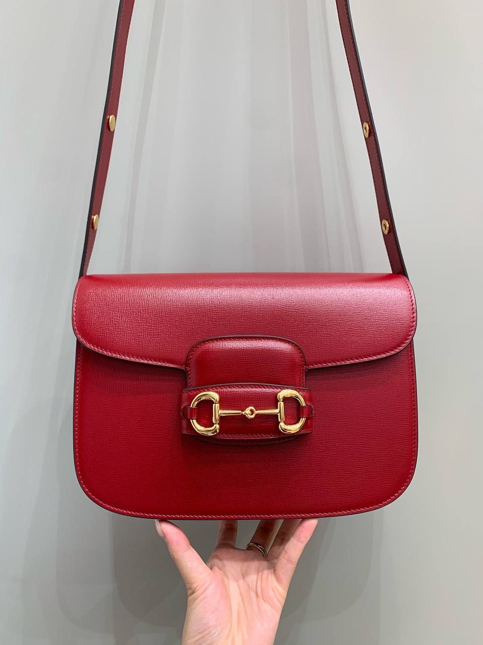 新背景实拍正品级 。Gucc1 Horsebit 1955马鞍包(原厂皮红色） 销量王🔥全新升级2代马鞍包 马鞍包我真的爱了，火爆程度你们都知道 全新升级版本我相信你们会更加疯狂 肩带做了修改使用起来更加美观 更加立体的版型让马鞍包更加霸气十足 全铜马衔扣五金搭配开发部原厂皮 真的是绝了，拿到手你们都会惊艳！ 虽然出来很久了，但火热程度丝毫不减 国内外博主基本人手一个，搭衣服超赞！ 全新升级版本一定要买一个出去炸街！ 型号 602204 尺寸 25x18x8cm