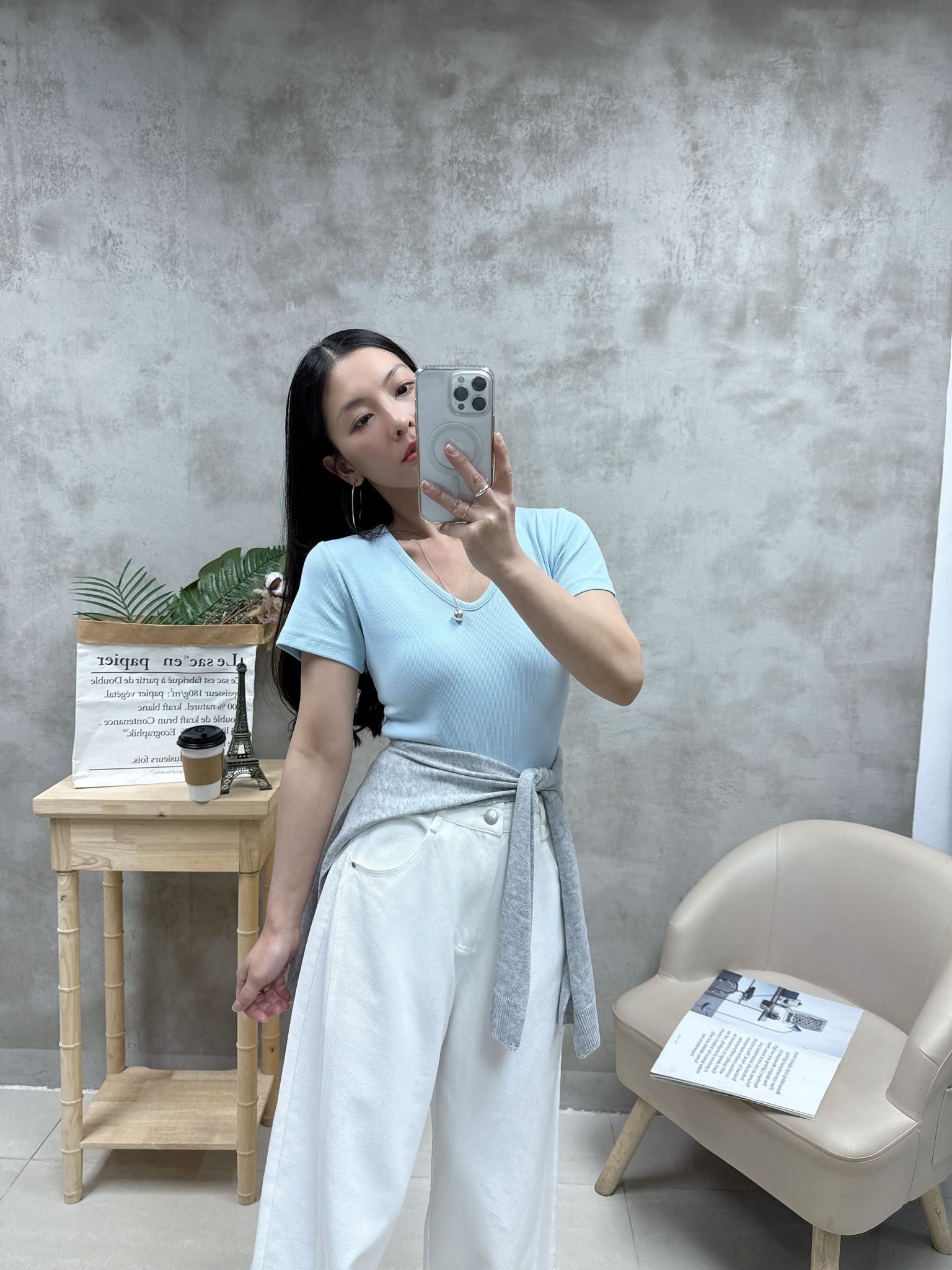 C13 V領暗紋骨感Tee