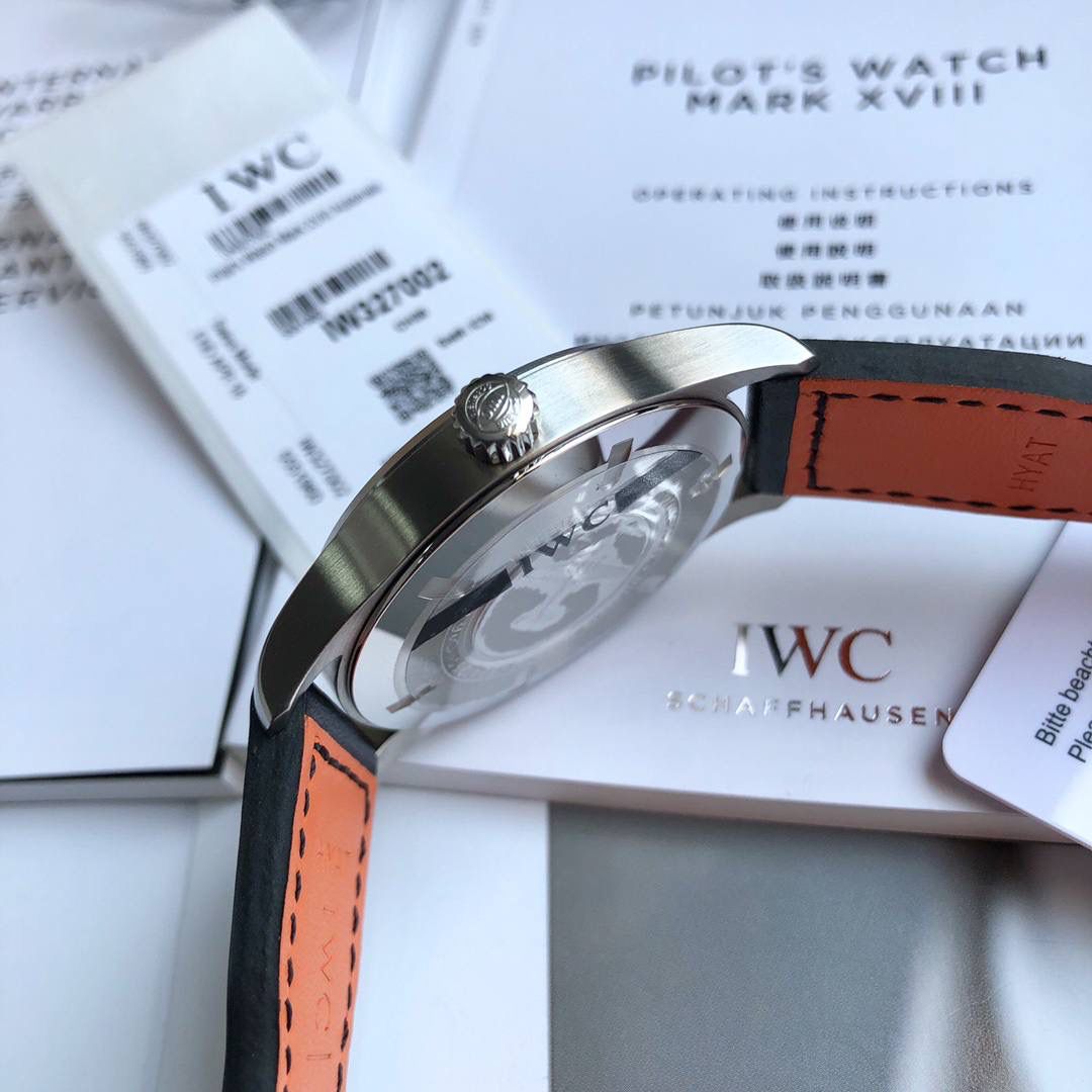 硬货首发，市场独家！IW327002，316L精钢材质，非凡工艺，让小厂知难而退！万国飞行员马克十八传承腕表，采用原装瑞士ETA王牌机芯W-300，40mm表径，全数字刻度超强夜光，双面防反光凸状蓝宝石玻璃表镜。独家渠道进口意大利SANTONI牛皮，一条牛皮成本相当于市场一般牛皮的几倍，在很多细节的把控上都已达到行业顶级，且多项可为标杆，整表细节一丝不苟。 原装价格3W余，一般人均可轻松驾驭，此款万国飞行员腕表视为万国经典款型，任何场景着装均适合佩戴，可谓百搭神器。全套包装出货