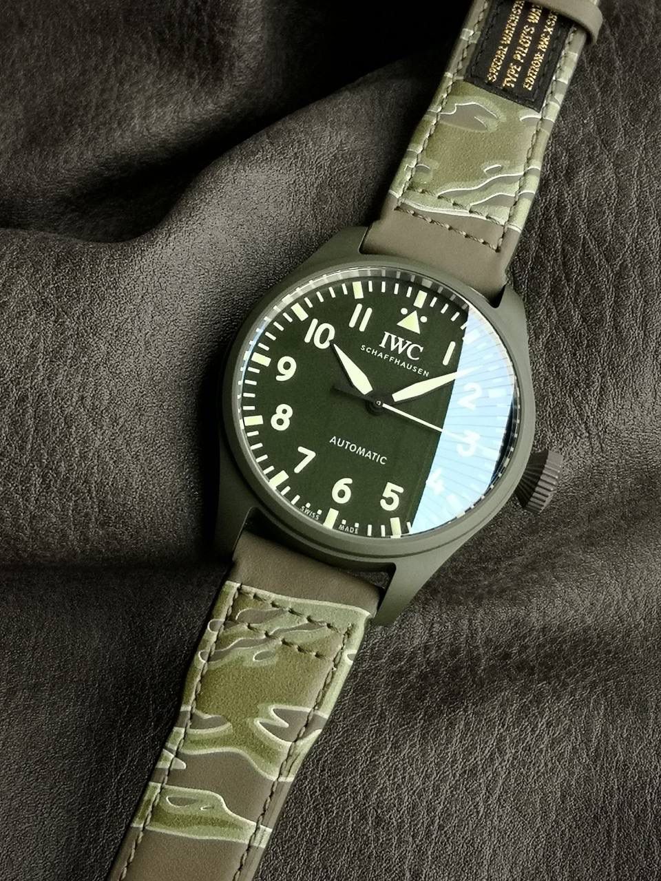 表壳、底盖、表扣首次采用磁化钛材质，高温处理后呈深灰色，区别于普通钛金属银灰色，更坚硬、防刮、不过敏。 表带由大厂制作，氟胶搭配森林绿进口帆布缝线；另赠可快拆联名皮带，整体搭配质感高级。 机芯采用日本西铁城8N24，稳定精准、耐用，厚度与万国82机芯一致。 首批试制50枚，现已可内部品鉴，量产同步加紧生产中。