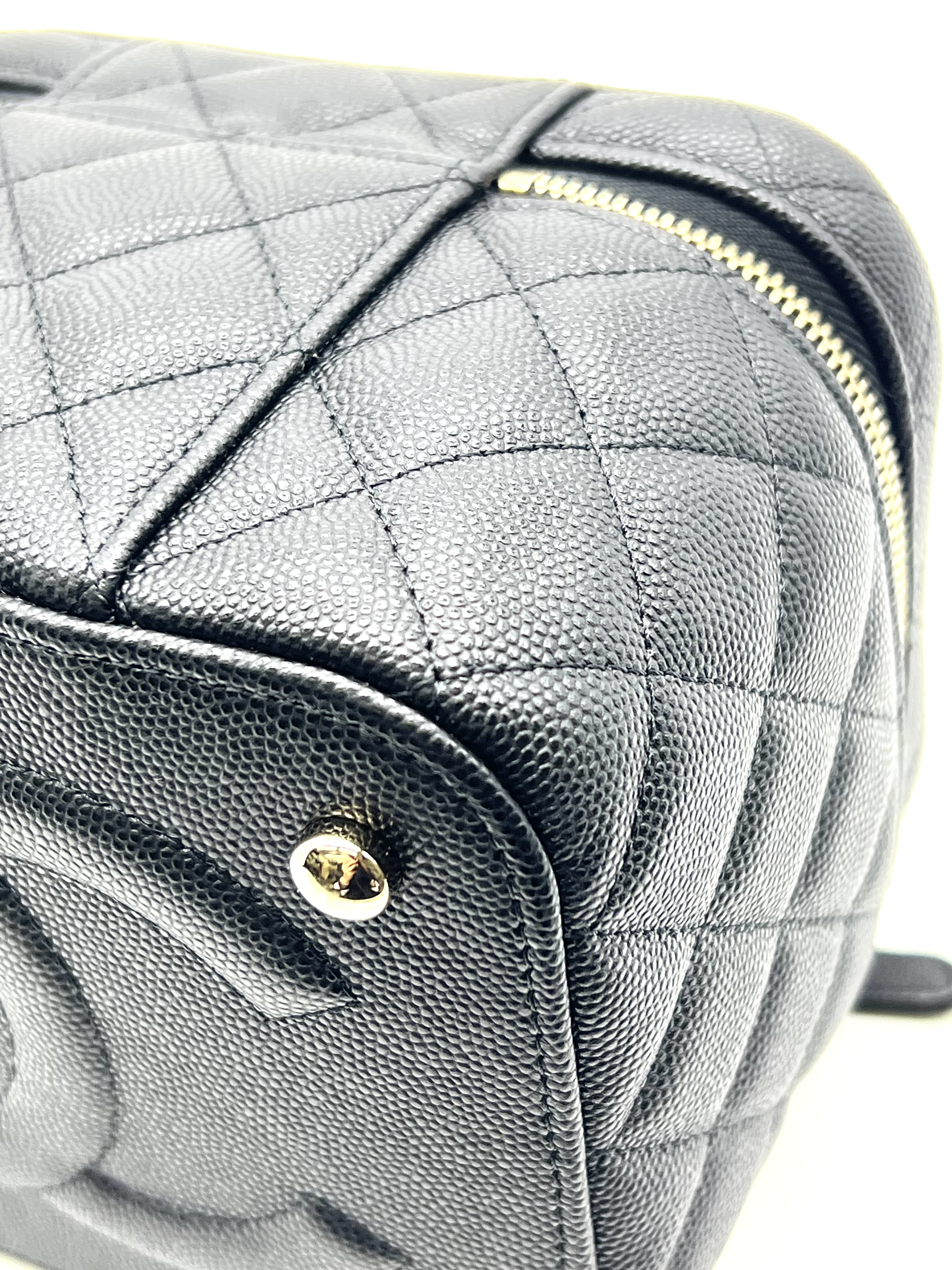 Pre-Owned CHANEL Caviar Quilted Mini Vanity Case with Chain / Product Code: 26051108