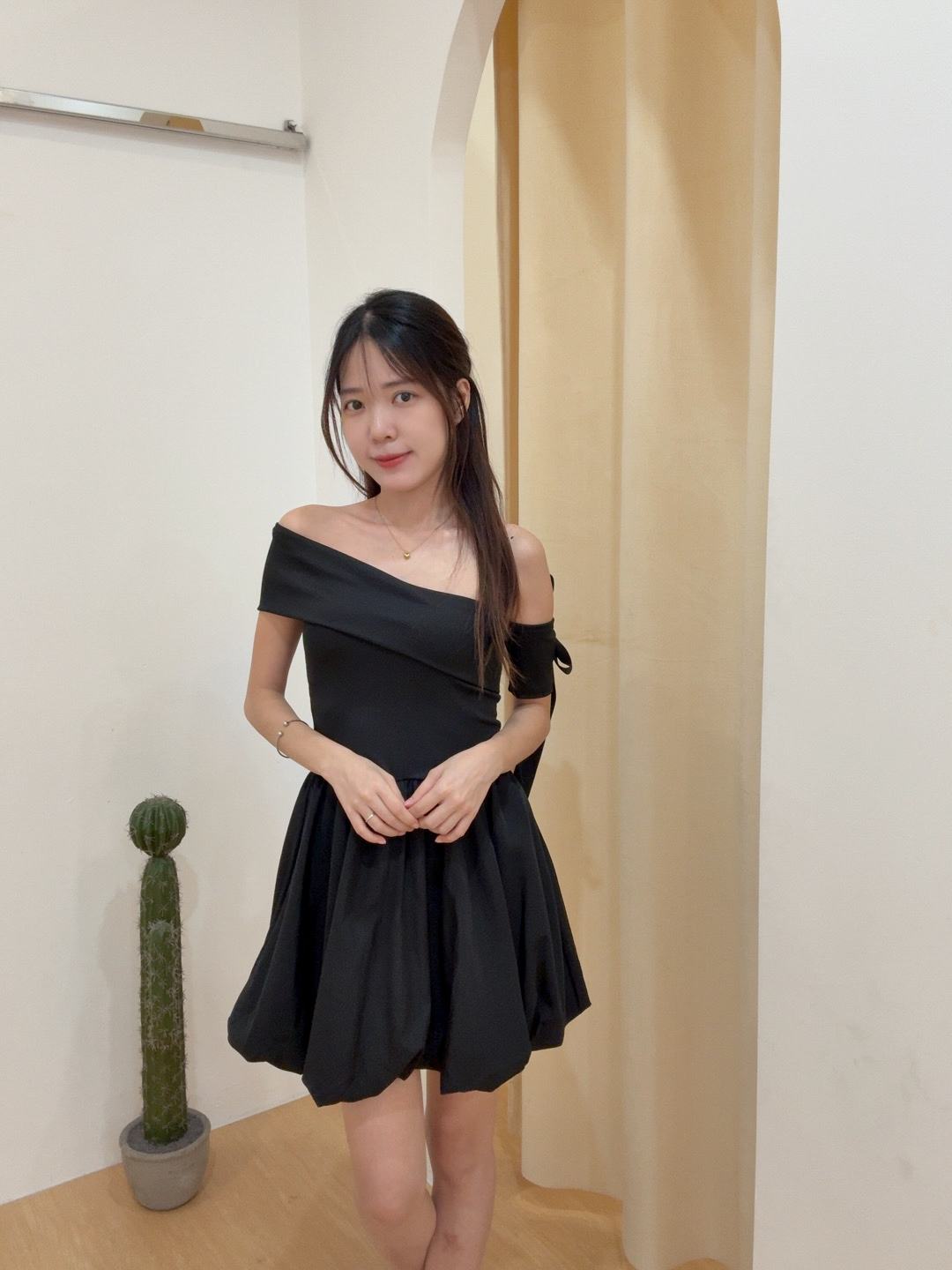 甜美一字肩彩带蓬蓬花苞连身短裙 R2918