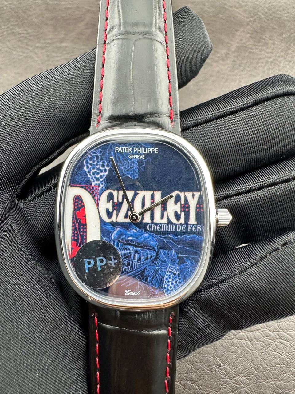 PP➕ Factory2025新品首发｜百达5738系列 68克配重版 复刻经典，更胜经典——GOLDEN ELLIPSE 黄金椭圆腕表重磅登场！ ✅ 黄金分割美学重塑：遵循1:1.6181经典比例，34.5MM×39.5MM椭圆表径搭配7.7MM纤薄厚度，复刻古典韵味与佩戴舒适度。 ✅ 316L精钢表壳：介于圆形与矩形之间的别致椭圆轮廓，还原原版线条张力，质感细腻出众。 ✅ 3D立体云贝母表盘：专属浮雕打印工艺，折射神秘深邃光泽，告别市面暗淡平庸款，上手自带高光。 ✅ 定制进口小牛皮表带：21X16尺寸对版原配，搭配同型椭圆表扣，与表壳设计遥相呼应，贴合手腕更显格调。 ✅ 9015精准机芯：走时稳定精准，兼顾实用性与耐用性，日常佩戴无压力。 PP➕不做“远观款”，只为呈现最接近原版的真实佩戴体验——从细节质感 to 上手触感，每一处都经得起近距离审视，让经典韵味在腕间完美延续！