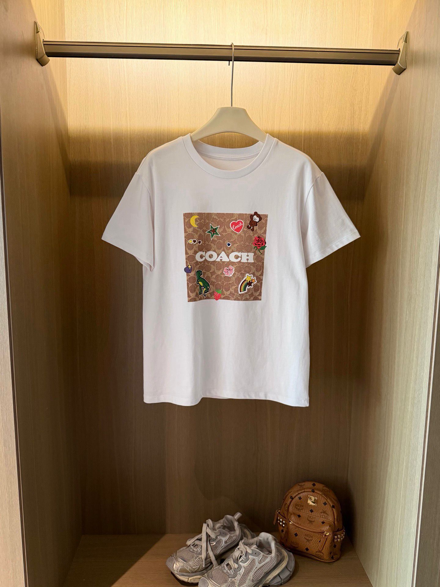 多款任選$118/2件。C*oach 印花情侶短袖