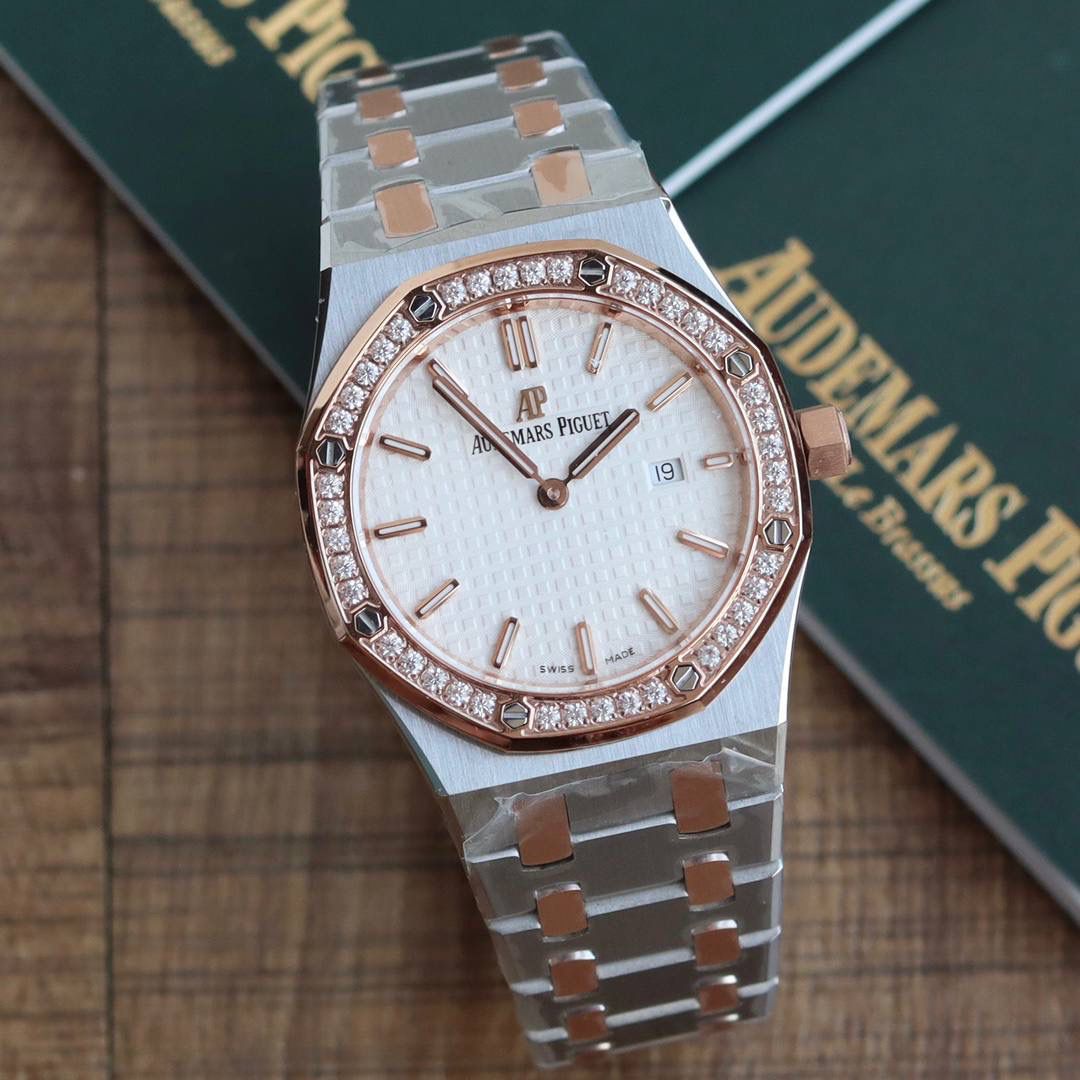 🚀原单AUDEMARS PIGUET爱彼 皇家橡树系列67女士石英腕表 独家原版拆解开模 所有配件均可原版互换使用，搭载原装瑞士F04111石英机芯。走时精准！全程CNC打磨，多次校对调整版型，棱角分明。表壳直径33MM,多边形状表圈与表壳精密相合，表圈以六边形螺丝栓固定在表壳上（圈口镶嵌精美施华洛世奇钻，璀璨夺目）表带链节精致规整，链节经过上百次细致的打磨处理，呈现出完美的纹理。折叠式表扣开合简单，佩戴方便。腕表表耳处呈弯折状，可以保证腕表与腕部更加贴合。表盘镌刻“Grande Tapisserie”大方格纹装饰，搭配荧光立体时标和皇家橡树指针，宽大的指针和时标让读时简单清晰。三点位置日期显示窗口，以阿拉伯数字显示。腕表为密闭表底，表底上镌刻皇家橡树系列的英文名称“Royal Oak”字样✨🔥
