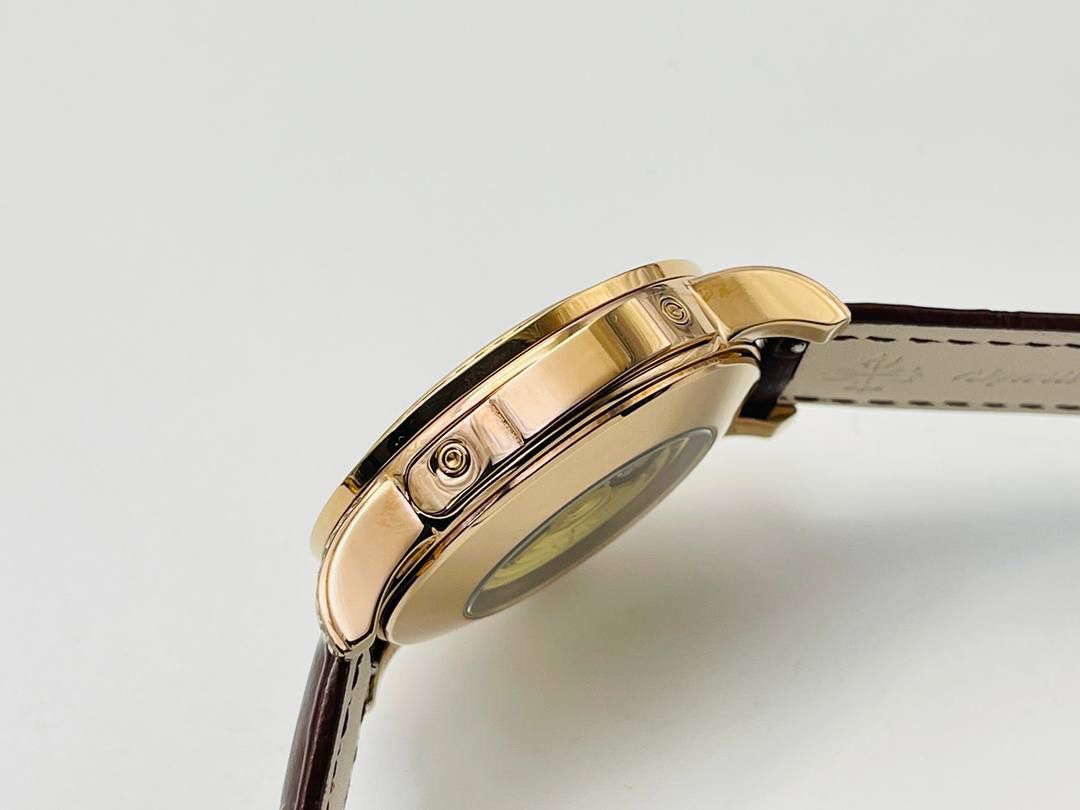 【2022诚意推荐】百达翡丽超级复杂功能系列5073P_010腕表。用心之作，细节方面： 1⃣️突破多层技术瓶颈，机芯型号为CH 29-535 升级版，质量稳定！ 2⃣️尺寸42毫米，与专柜一致。 3⃣️表圈和表耳镶103颗长形钻石。 4⃣️表带搭配意大利头层小牛皮，表扣上镶钻石更显示这块腕表的豪华气质。适合各种商务场合，简敛精致不失优雅！