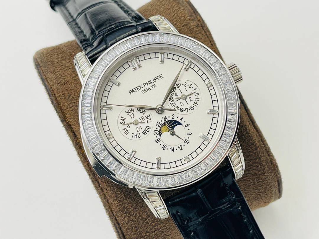 【2022诚意推荐】百达翡丽超级复杂功能系列5073P_010腕表。用心之作，细节方面： 1⃣️突破多层技术瓶颈，机芯型号为CH 29-535 升级版，质量稳定！ 2⃣️尺寸42毫米，与专柜一致。 3⃣️表圈和表耳镶103颗长形钻石。 4⃣️表带搭配意大利头层小牛皮，表扣上镶钻石更显示这块腕表的豪华气质。适合各种商务场合，简敛精致不失优雅！