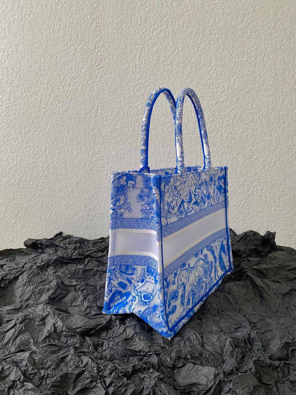 🈶透明蓝中号 𝗖𝗗 𝗕𝗼𝗼𝗸 𝘁𝗼𝘁𝗲购物袋"夏日限定" 全新透明帆布材质，轻盈通透的质感✨ 自带清凉属性，是这季的最大亮点 茹伊动物印花与荧光色调的碰撞 怎么会有这么好看的颜色啊😍 不愧是色彩大师，活力氛围拉满 超醒目的荧光效果和度假气息扑面而来 将优雅融为一体，谁心动了，我不说 刺绣的复杂程度，直接搞疯师傅们 这只购物袋真的要细品，那那都是细节 size：36.5×28×17.5cm