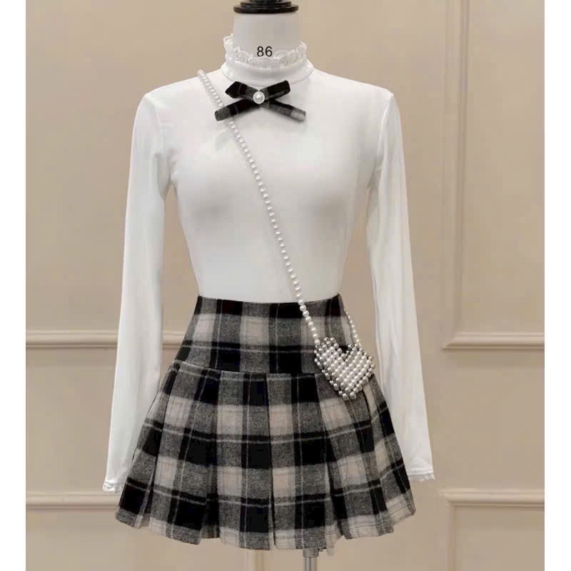 長袖上衣和格子裙两件套