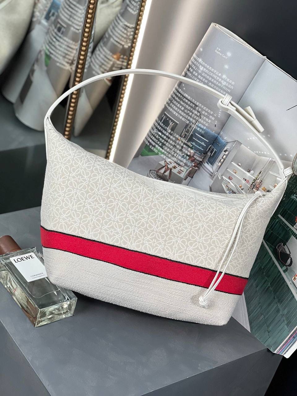 * 𝘊𝘶𝘣𝘪 𝘈𝘯𝘢𝘨𝘳𝘢𝘮 提花布手袋✌️ 大号尺寸:27-17-22cm（顶部宽处34cm） 小号尺寸：21-12-17cm（顶部宽处25cm） 编码:062102小花/红色条纹/提花布 包包面料挺括度适中，没有固定形状 ，背上出门慵懒氛围感十足😘，肩带可以调节，伸缩至腋下背，单肩，手拎皆可