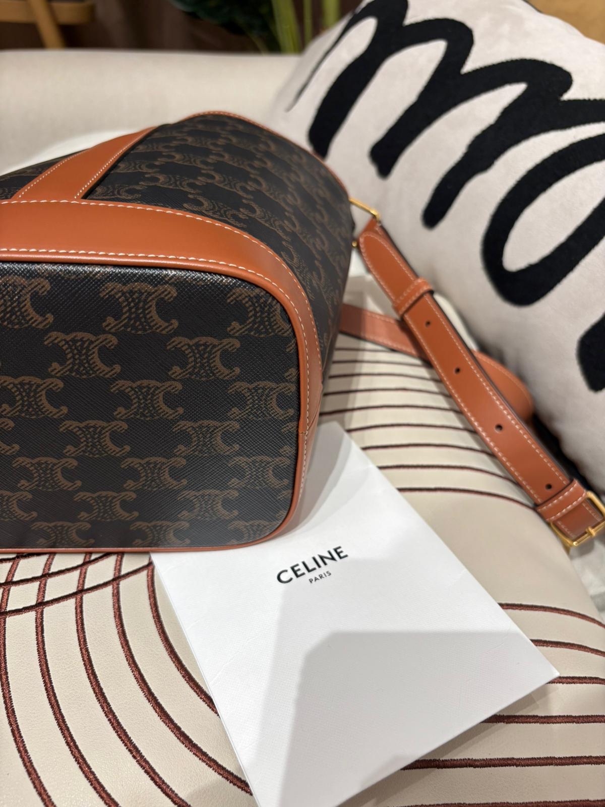 未使用品 CELINE SMALL BUCKET IN TRIOMPHE bag 100%Authentic, 未使用Unused ✅專門店收據 ✅塵袋 