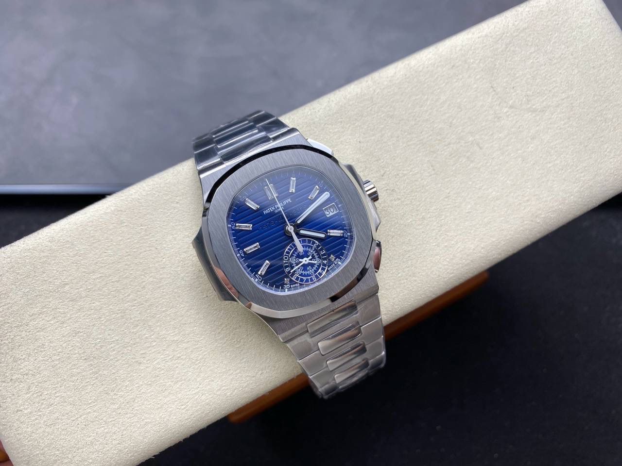 V2版真功能🌐真小秒！3K工厂 百达翡丽鹦鹉螺5980/1A-014多功能计时腕表V2版本，真小秒、真功能！【表壳】腕表尺寸40.5毫米，同正品一致的枕型表壳采用正面拉丝，侧面抛光的两种工艺组合，层次感分明，质感十足。尽显精湛工艺。【表带】采用原装表带一比一量身打造，每节表带的中央抛光部位，都能呈现钻石的形状，尽显高级质感。【机芯】3K厂采用定制版PP.CH28-520机芯，完美还原正品，时分秒，日期，和计时大秒功能。3K匠心之作，欢迎各位表友品鉴🌐