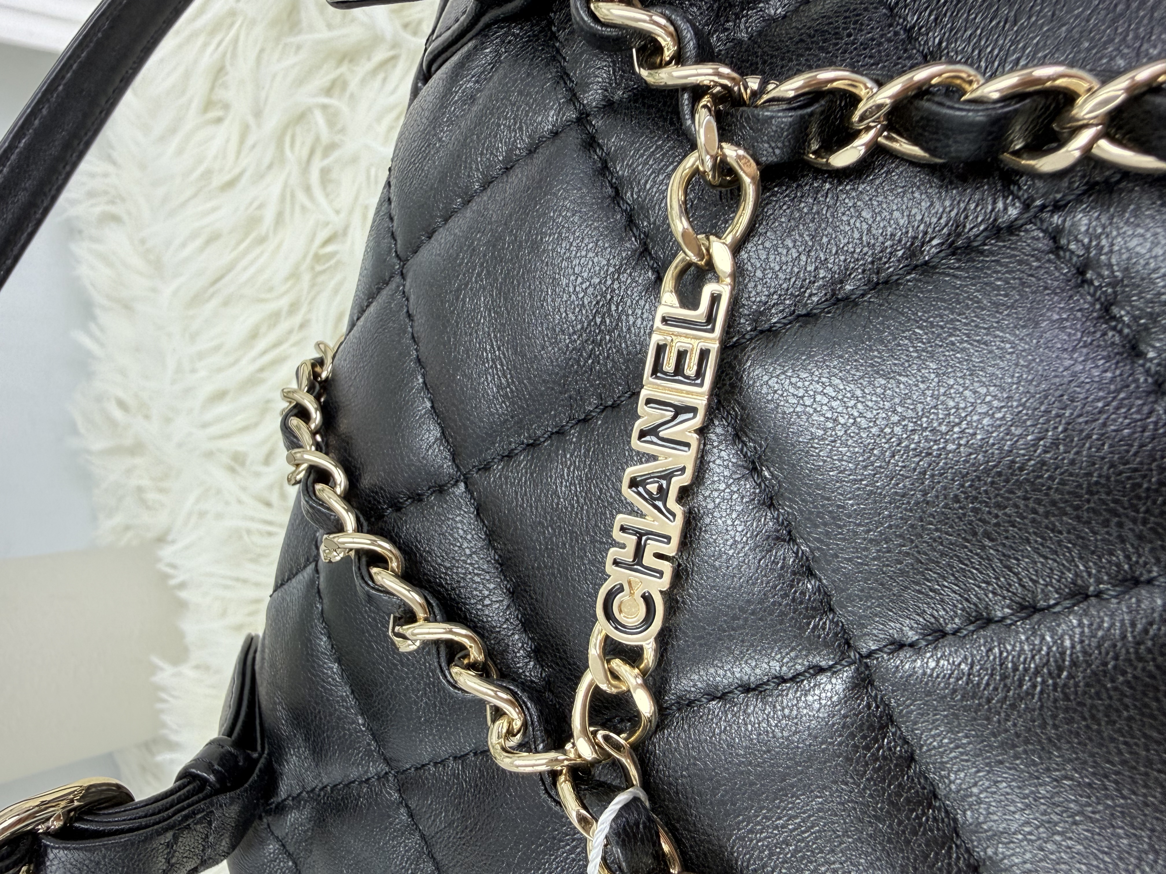 CHANEL 🤍PRE OWNED 24P 黑金羊皮琺瑯扣雙肩包 晶片款 2024年全套有單🖤