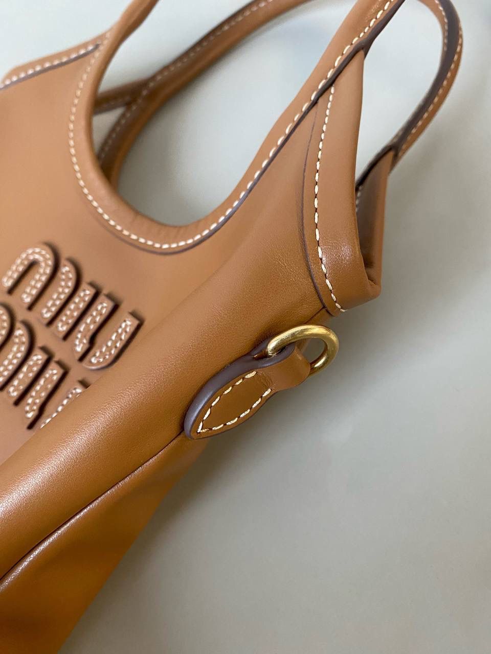 🈶干邑色 𝗠𝗶𝘂𝗠𝗶𝘂托特 缩小版的ivy来噜 真的是除了可爱还是可爱！ 感觉谁背都是萌萌哒hahaha～ 这种siza就不挑身高了，没有局限 还有肩带，除了手拿斜挎也巨好看 容量小包里算不错的了，日常外出足够，能放pro max 20×24cm #F0110m